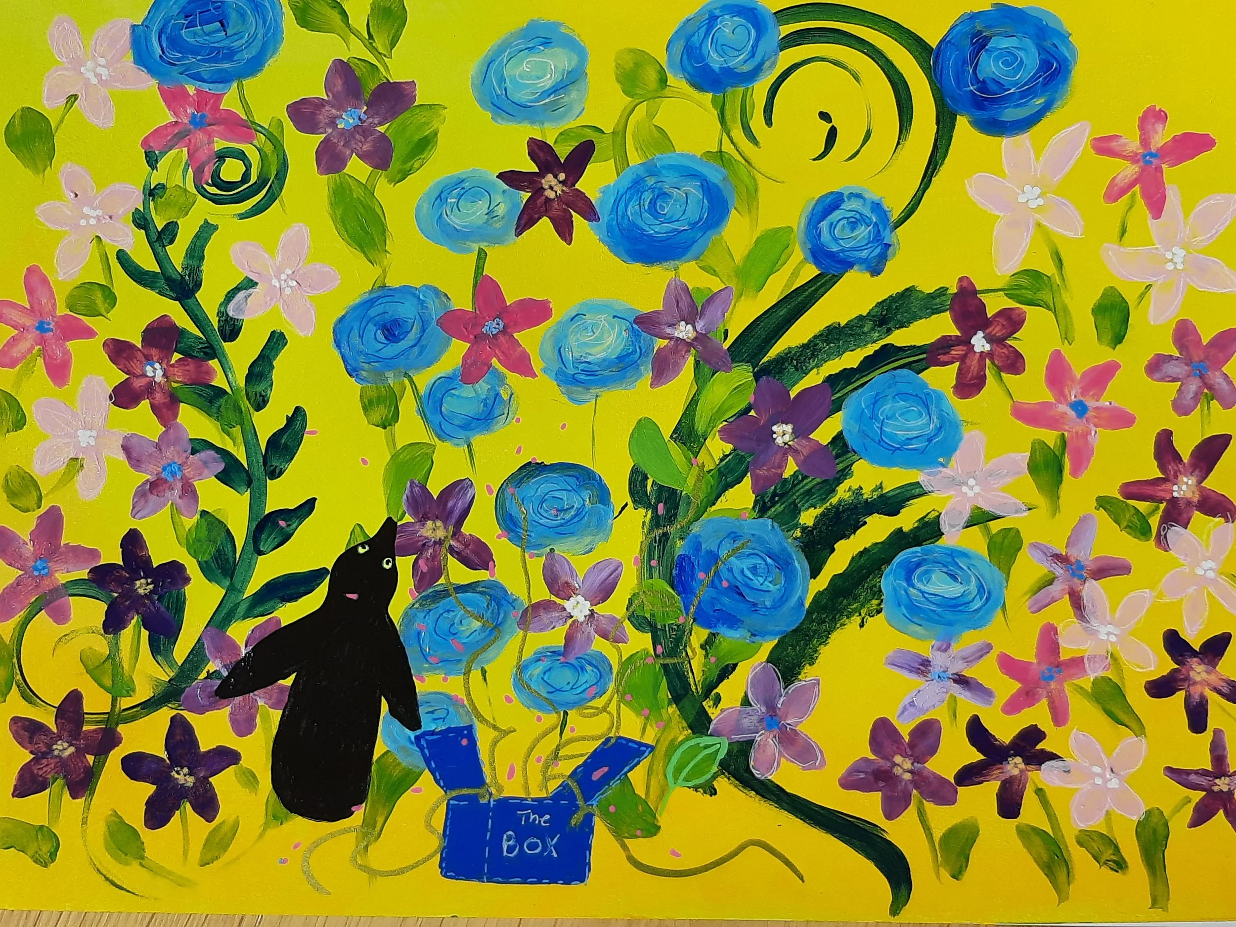 Vi ser en liten pingvin som ser på en boks som er åpen. Det spruter ut blomster og konfetti av boksen. Det er også planter i grønt, og blomster i lilla, rosa og blå ranukler. Boksen er blå og det står TheBoks på den. Hele bakgrunnen er sitrongul.