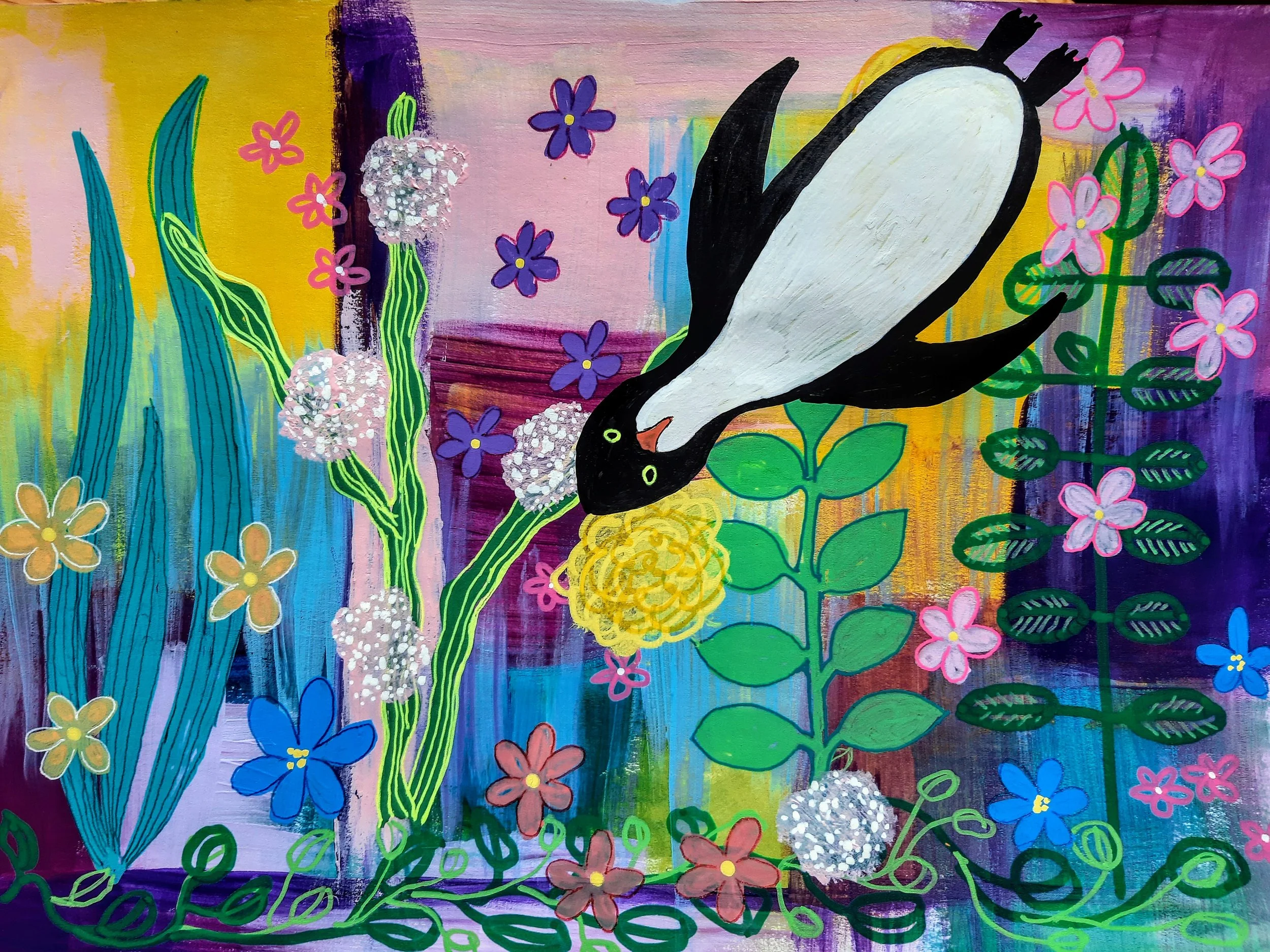 Vi ser et fargerikt fantasilandskap med blomster og planter i klare farger. OG en pingvin i sort hvitt som kommer inn fra høyre øver hjørne. Pingvinen er oppned