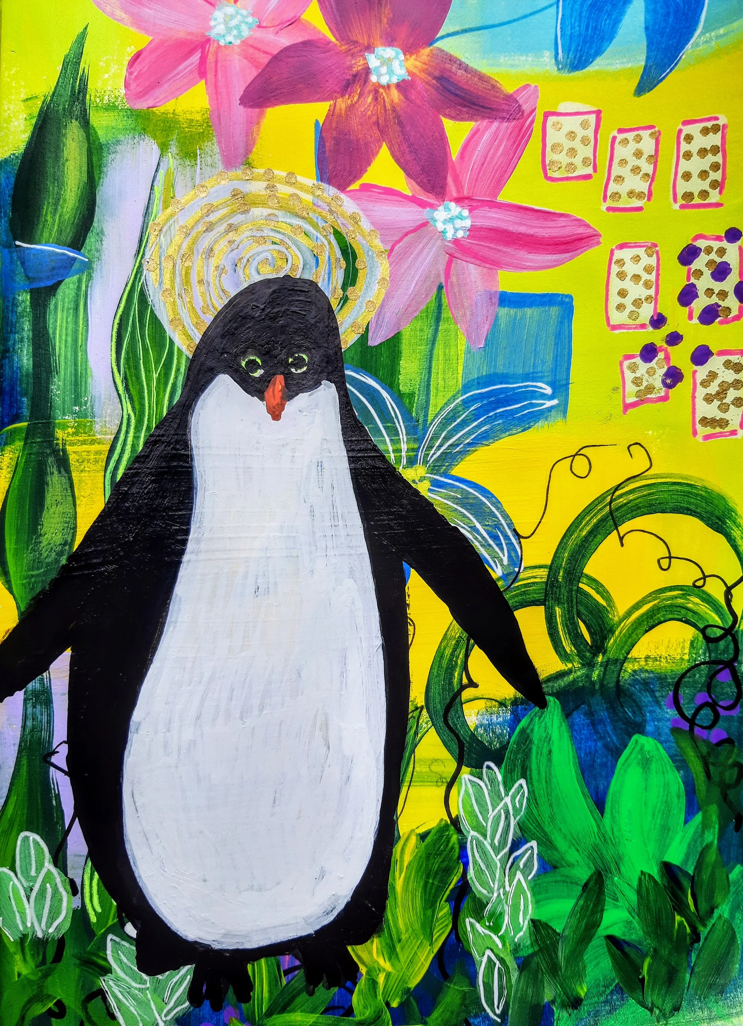 Vi ser et fargerikt fantasilandskap, med blomster i sterke klare farger. OG en pingvin i sort hvitt, med en gullspiral glorie over hodet