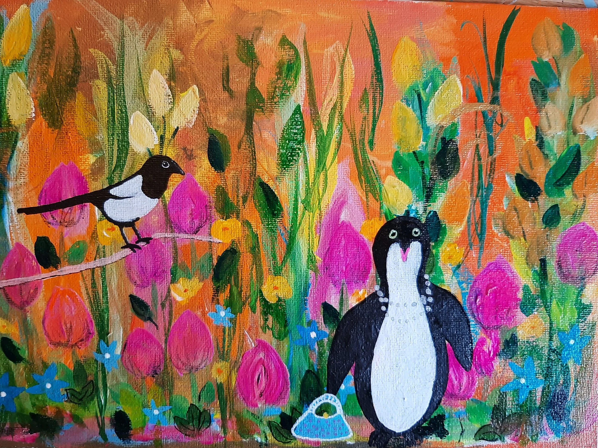 Vi ser en sort-hvit pingvin og en skjære som snakker sammen i et veldig fargerikt blomsterlandskap i gyldne og rosa toner. Pingvinen har perlekjede og blå håndveske