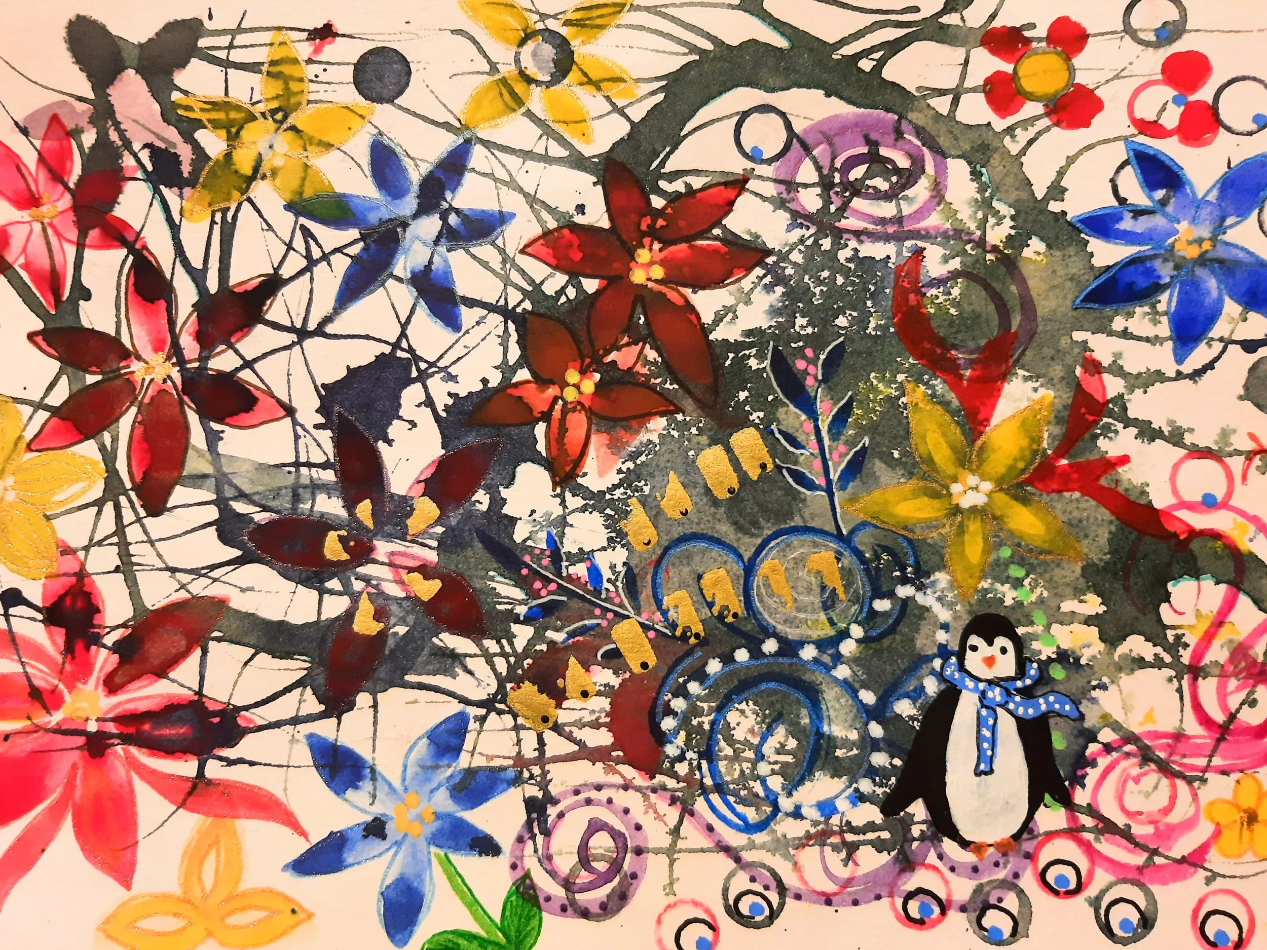 Et fargerikt bilde av en liten pingvin i blått skjerf med hvite prikker som står i en fodig og fargerik vegetasjon med blomster i rødt, gult, blått og orange. Og litt abstrakte stilker og blader som strekker seg i alle retninger.