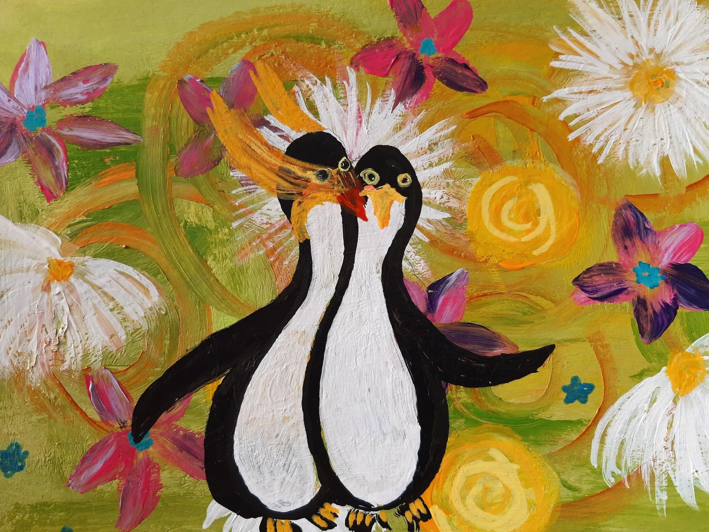 VI ser to pingviner som står tett sammen, En er forbauset en er nærgående. De står i et fargerikt blomsterlandskap med spiraler og løst malte blomster.