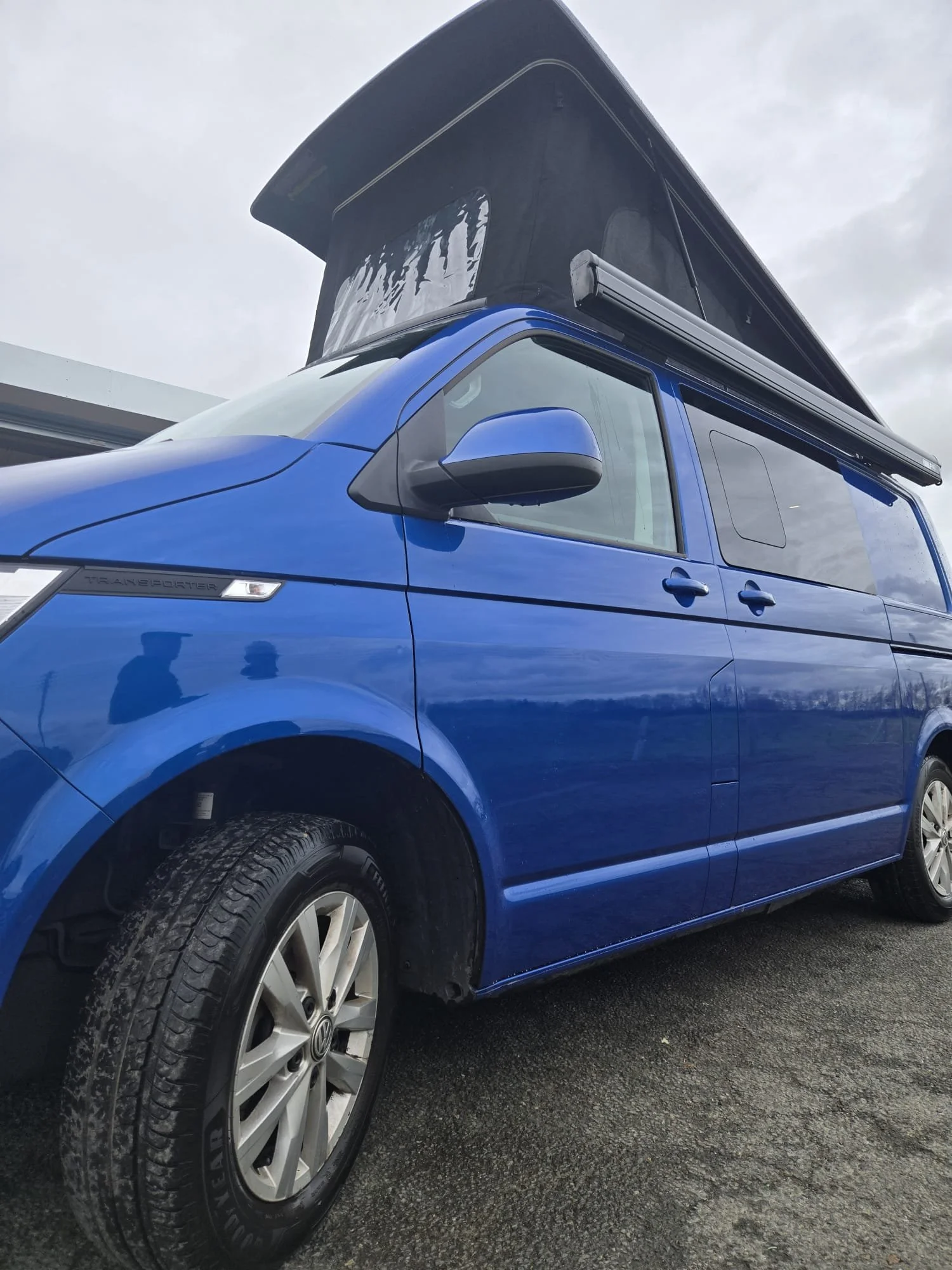 Pop-top roof fitted to the Volkswagen T6 camper conversion Joan