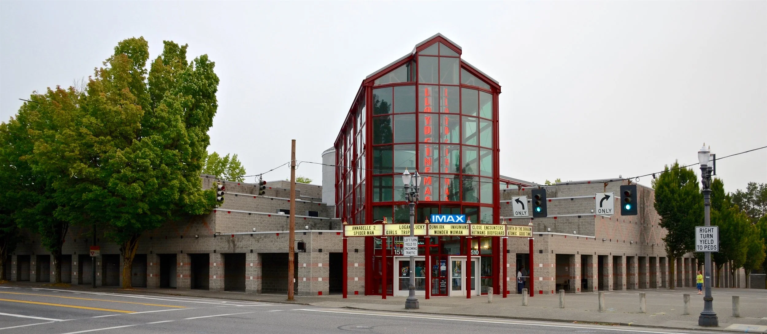 Lloyd_Cinemas_wide_view_-_Portland,_Oregon_(2017).jpg