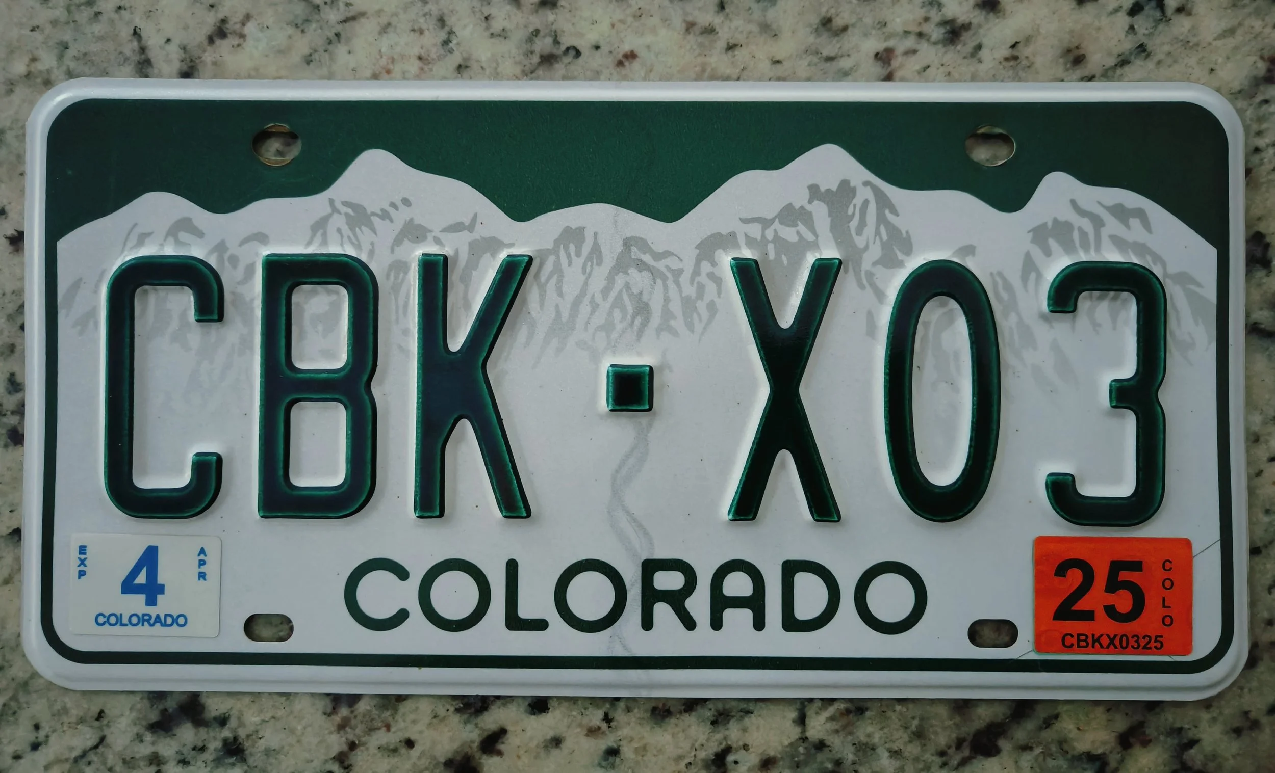 We hadden nog geen nummerbord van Colorado (in ons toilet hangen), maar we kregen een oude van Jacob!