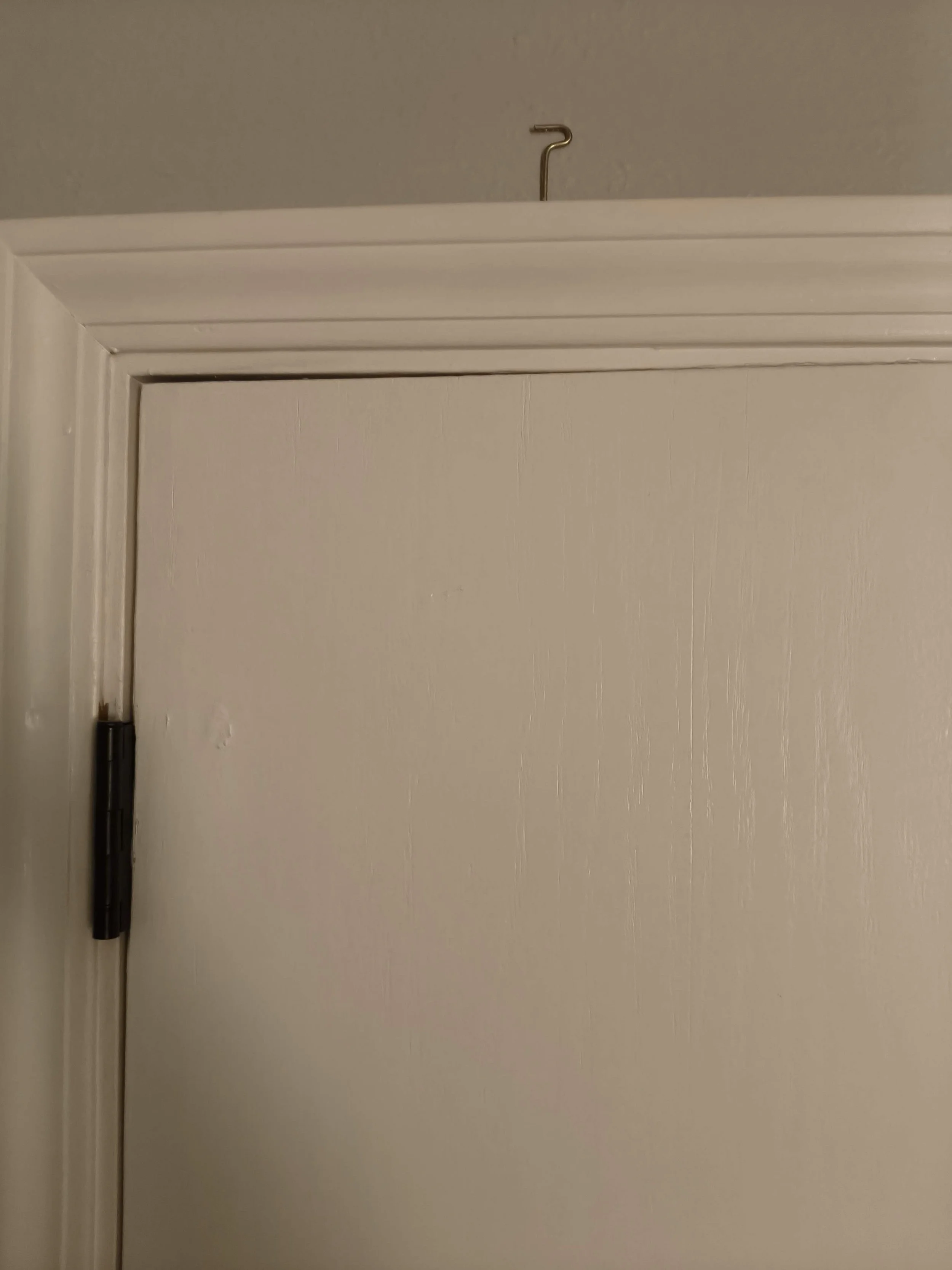   Jacob weet het ook niet maar ik denk dat dit boven de badkamerdeur zit om het slot open te kunnen maken in geval van nood  