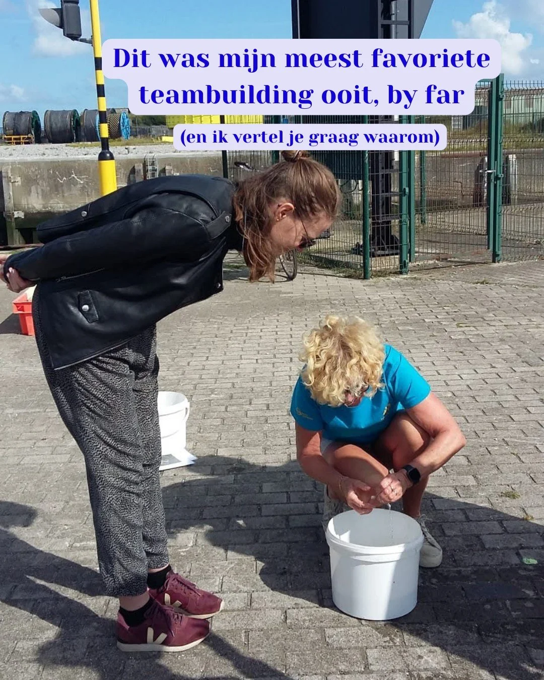 🪣 Waar Chlo&eacute;-uit-2021 zo gefascineerd naar staat te kijken, daar in die emmer? 

Ik zal het je zeggen: een bodempje vers gevangen gevangen garnalen (of geirnazen, zoals ze zo schoon zeggen in Oostende). Recht uit de Noordzee 🦐 

Om het op z&