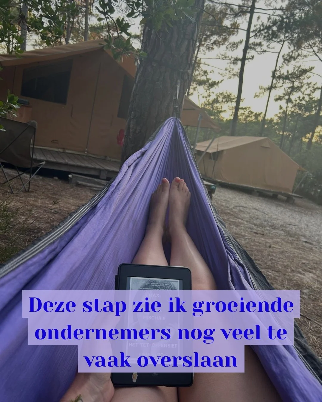 Tussenin-ers.
Dat zijn wij, hier thuis, tijdens de zomer.

☀️ Niet die vluggerds die hun out-of-office al hebben aanstaan van zodra de schoolbel eind juni voor de laatste keer luidt
☀️ Maar ook niet die tanden-op-elkaar-types die tot de voorlaatste w