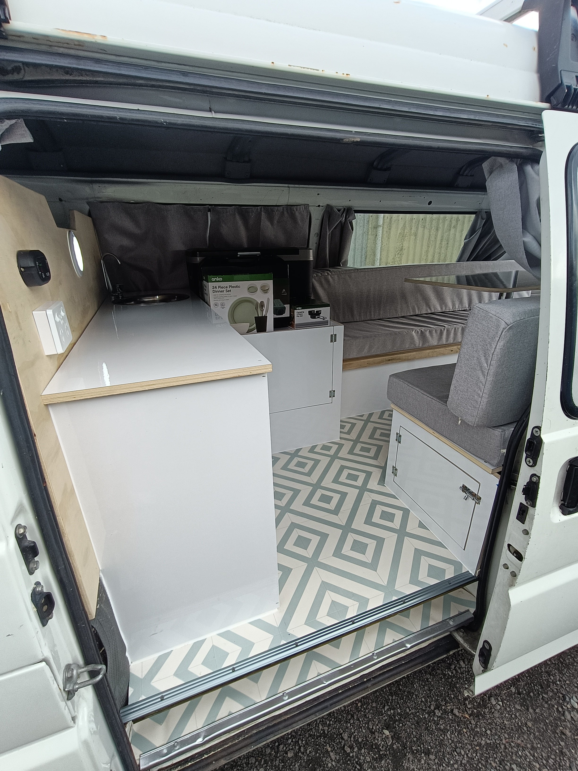 2012 Mitsubishi L300; NZ $ 17.000