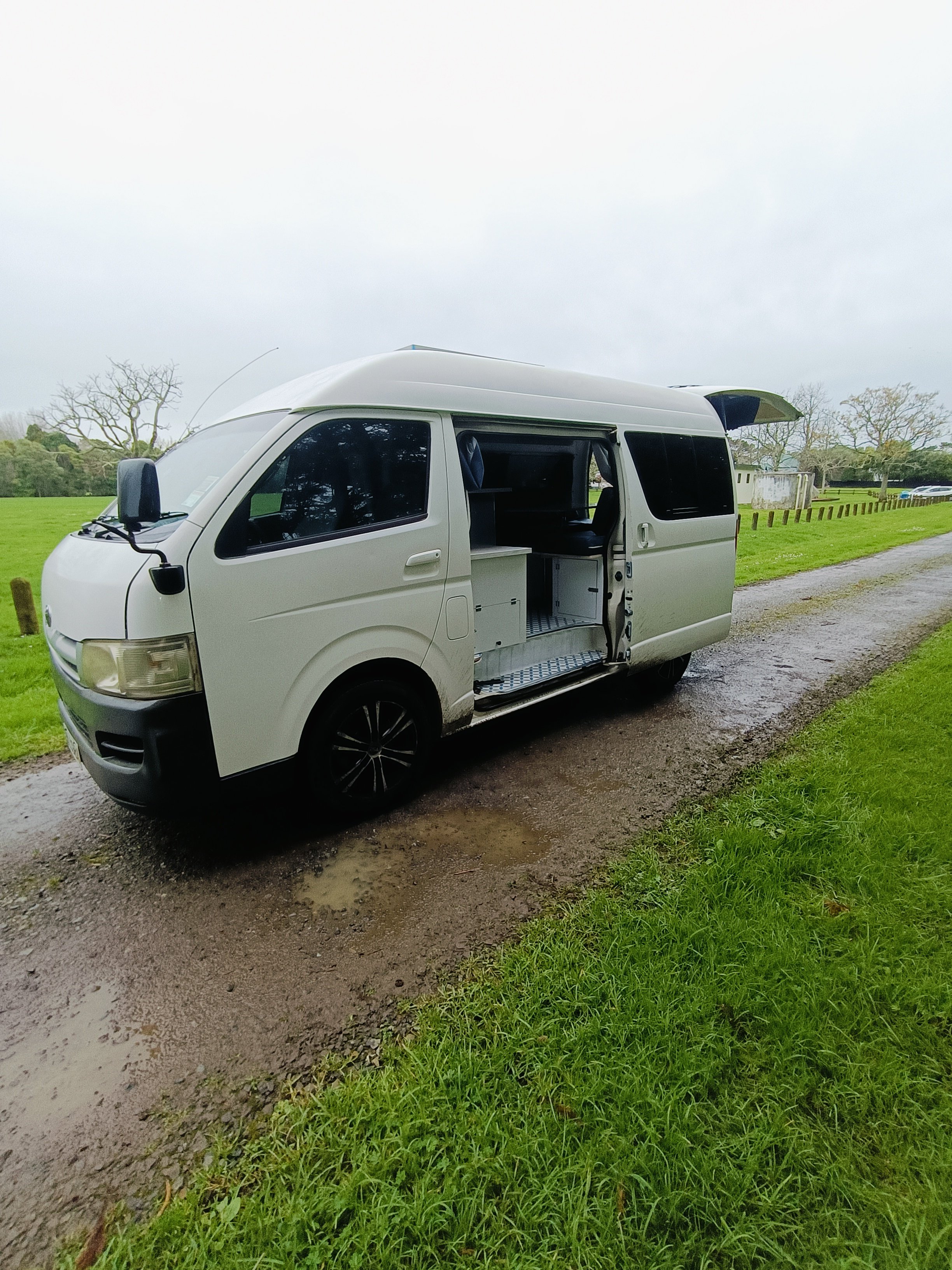 2004 Toyota Regius High-Roof Campervan; NZ$ 26.500
