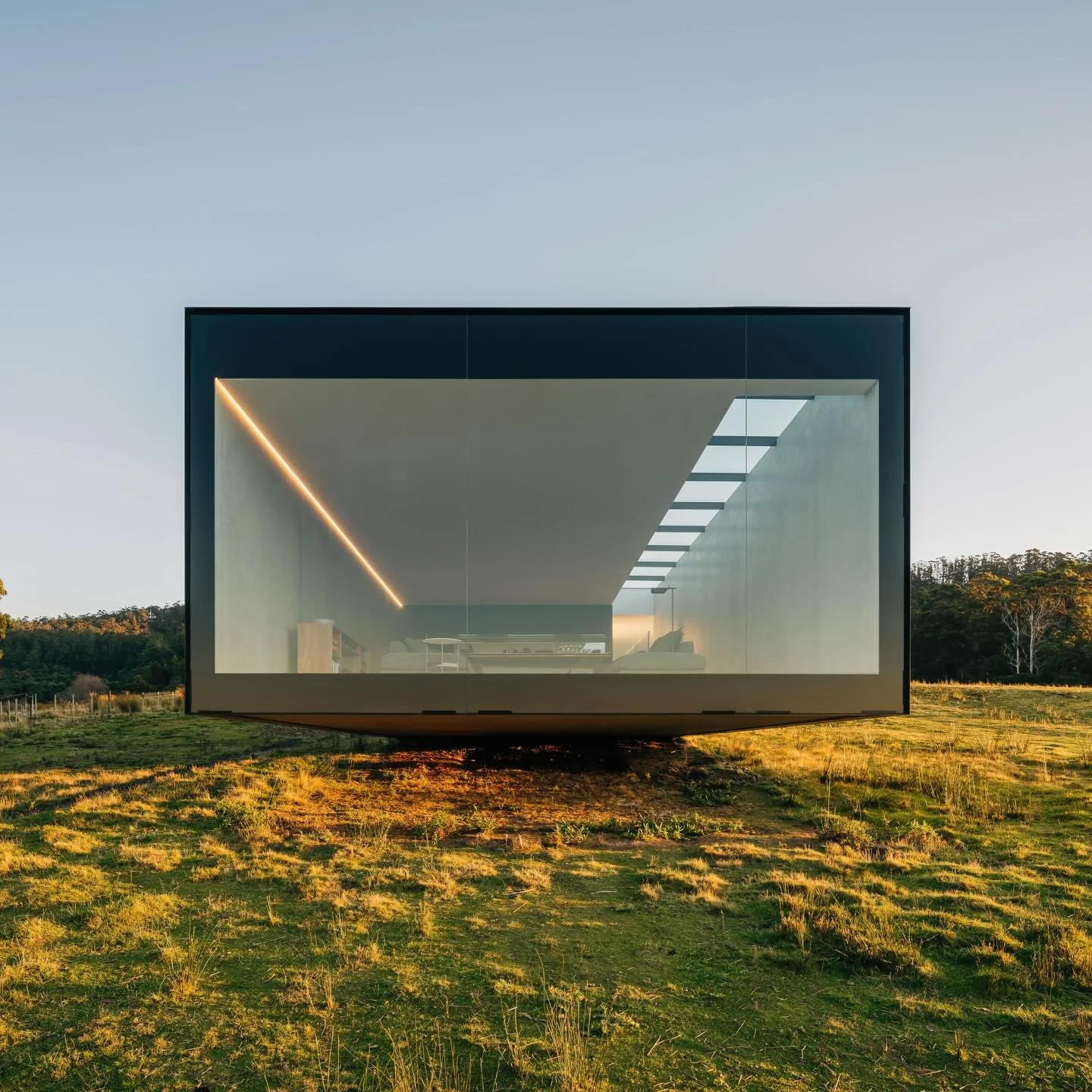 &lsquo;Minimalistic-Chic&rsquo; @triptych_tasmania -.the Blunt House new to @accom.com_ 
.
.
Images courtesy of @triptych_tasmania 
.
.
.
#australia 
#tasmania 
#koonya
#triptychtasmania 
#accomstays