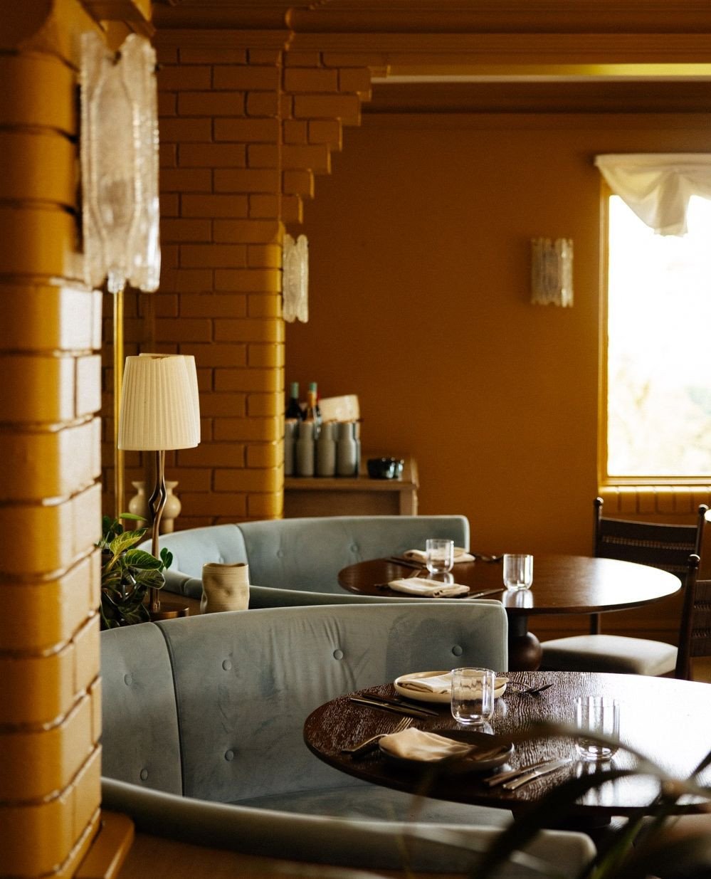 Woodsmoke, a good chair, and something slow cooking over flame. Osborn House knows how to make you stay put. ⁠
⁠
📍 Bundanoon, NSW⁠
.⁠
.⁠
.⁠
Images courtesy of @osbornhouse_