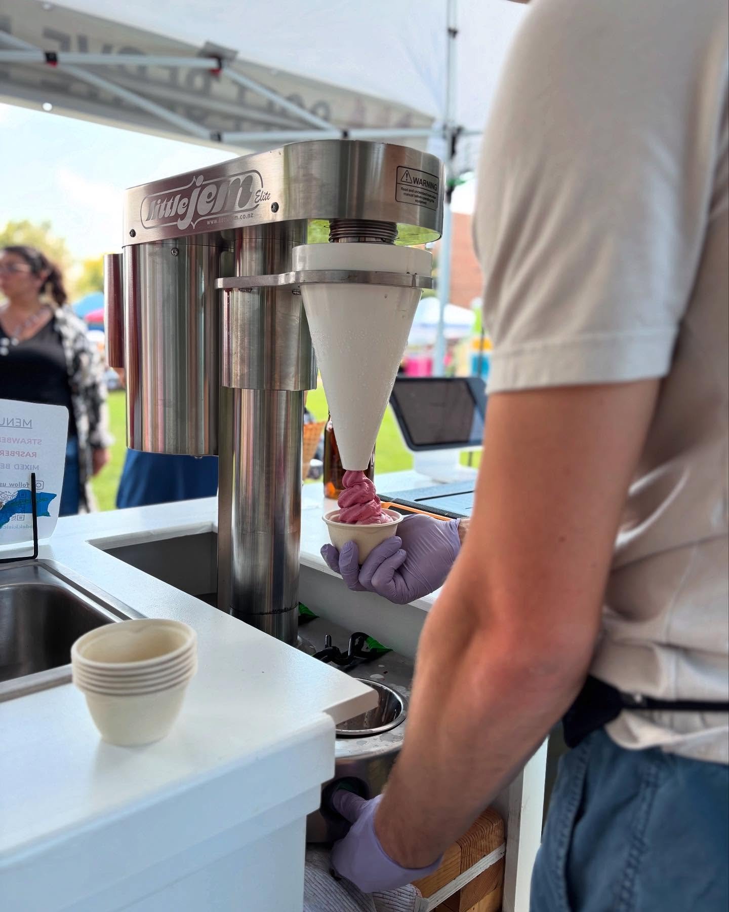 Back in Belmont this weekend for the Sunday Market! 🍦🍓

Menu:
Strawberry 
Raspberry
Mixed Berry

See you there! 😎

Stowe Park
Sunday, 9/14, 11am-3pm