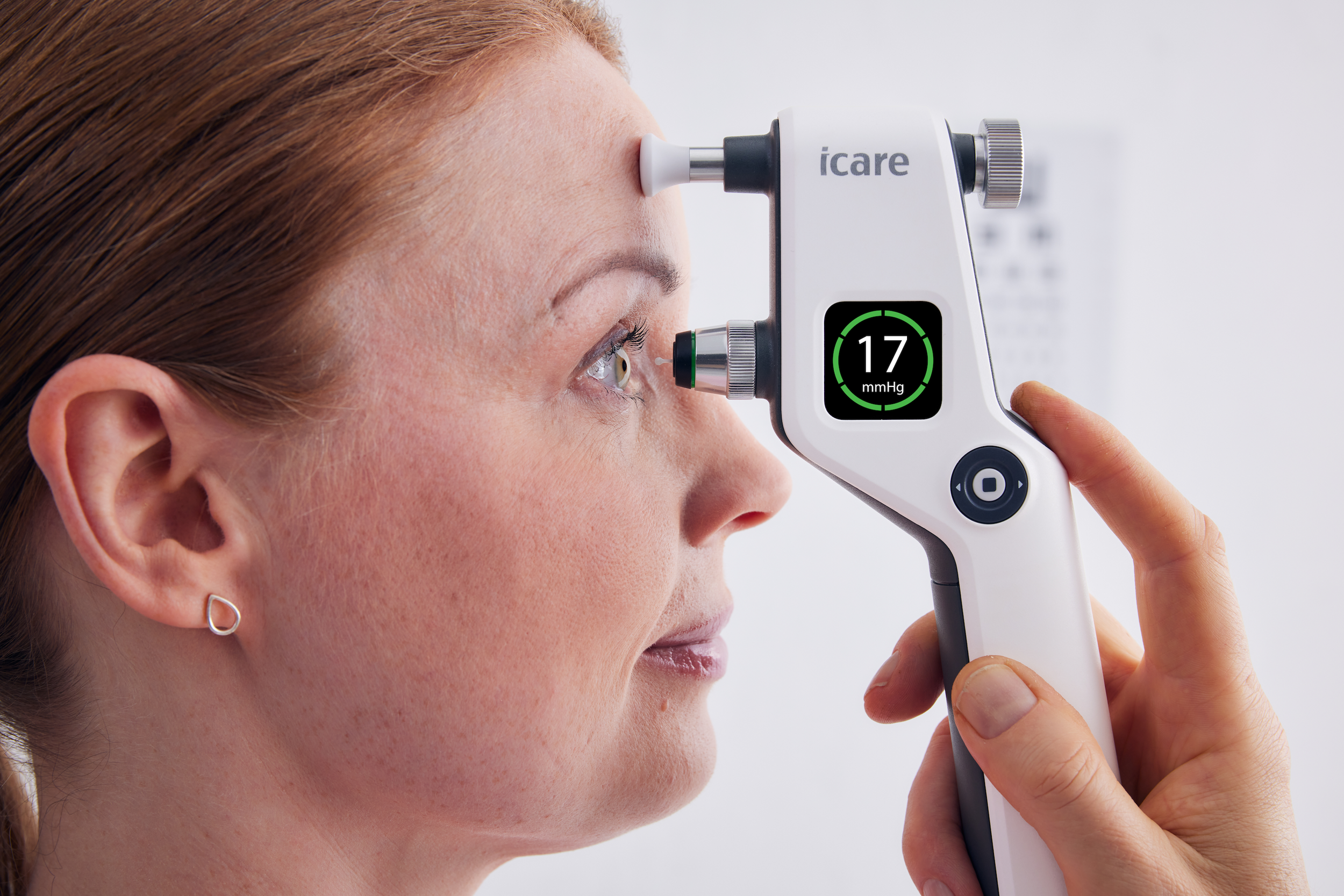 iCare_IC100_woman1_measuring_close_up_HI_RGB_DIGITAL.png