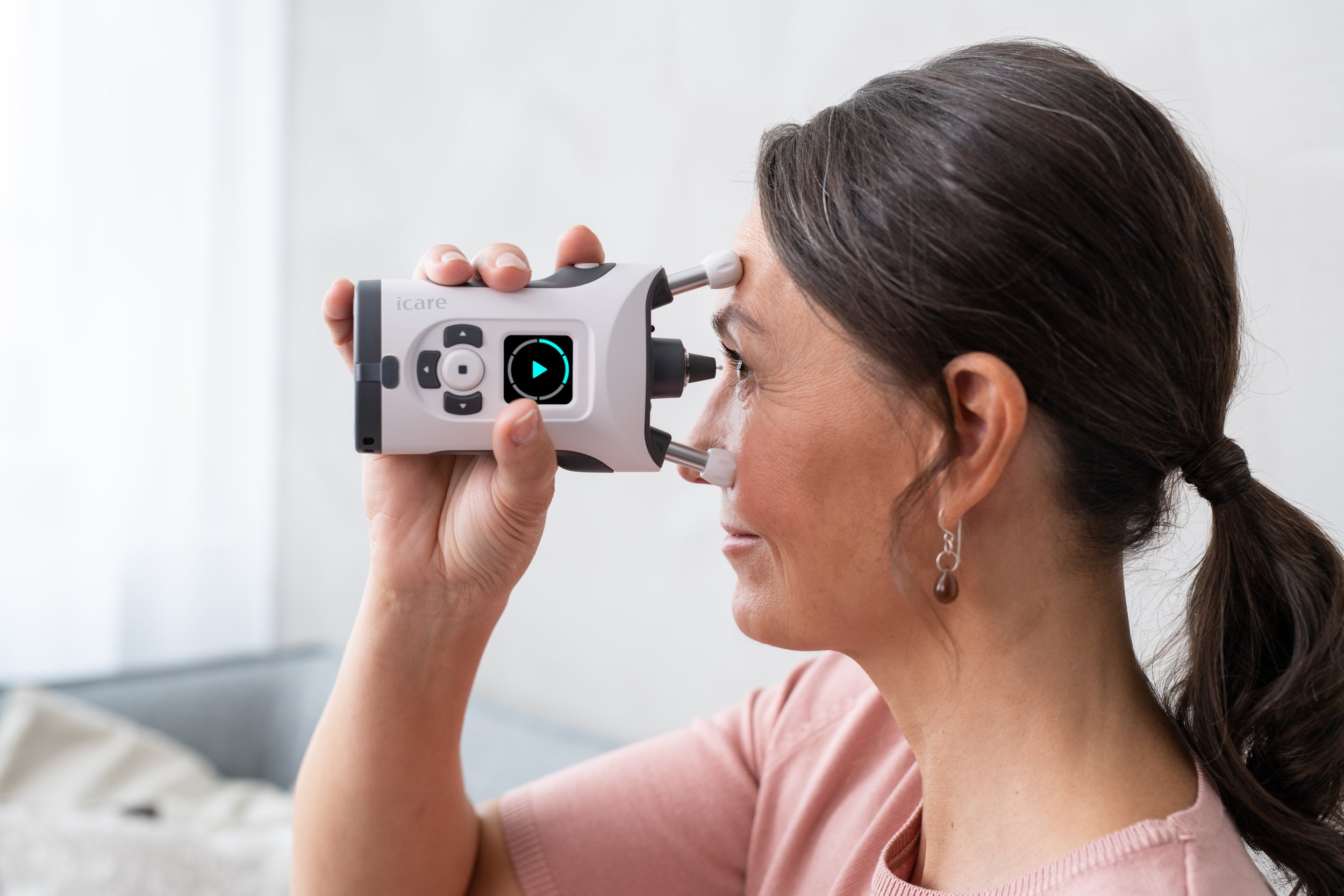 iCare_HOME2_woman_measuring2_HI_RGB_DIGITAL.jpg