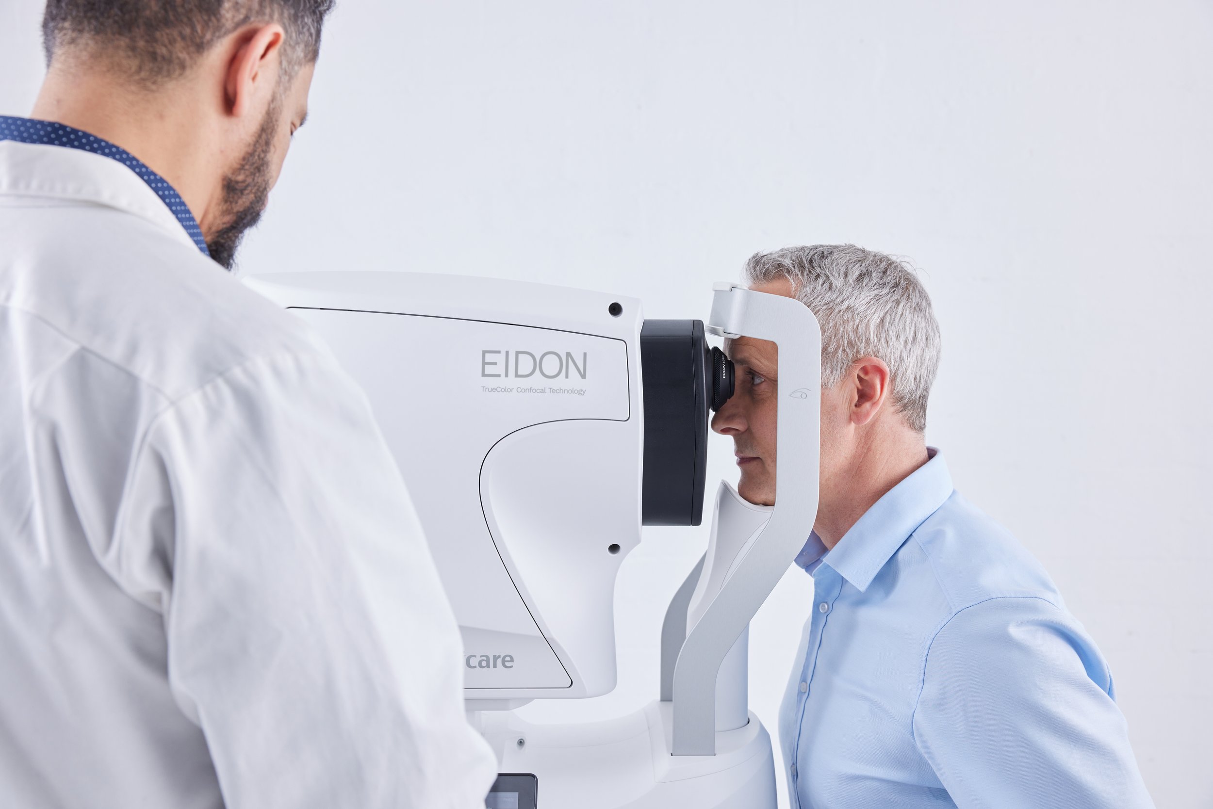 iCare_EIDON_doctor_and_man_exam_RGB_DIGITAL.jpg