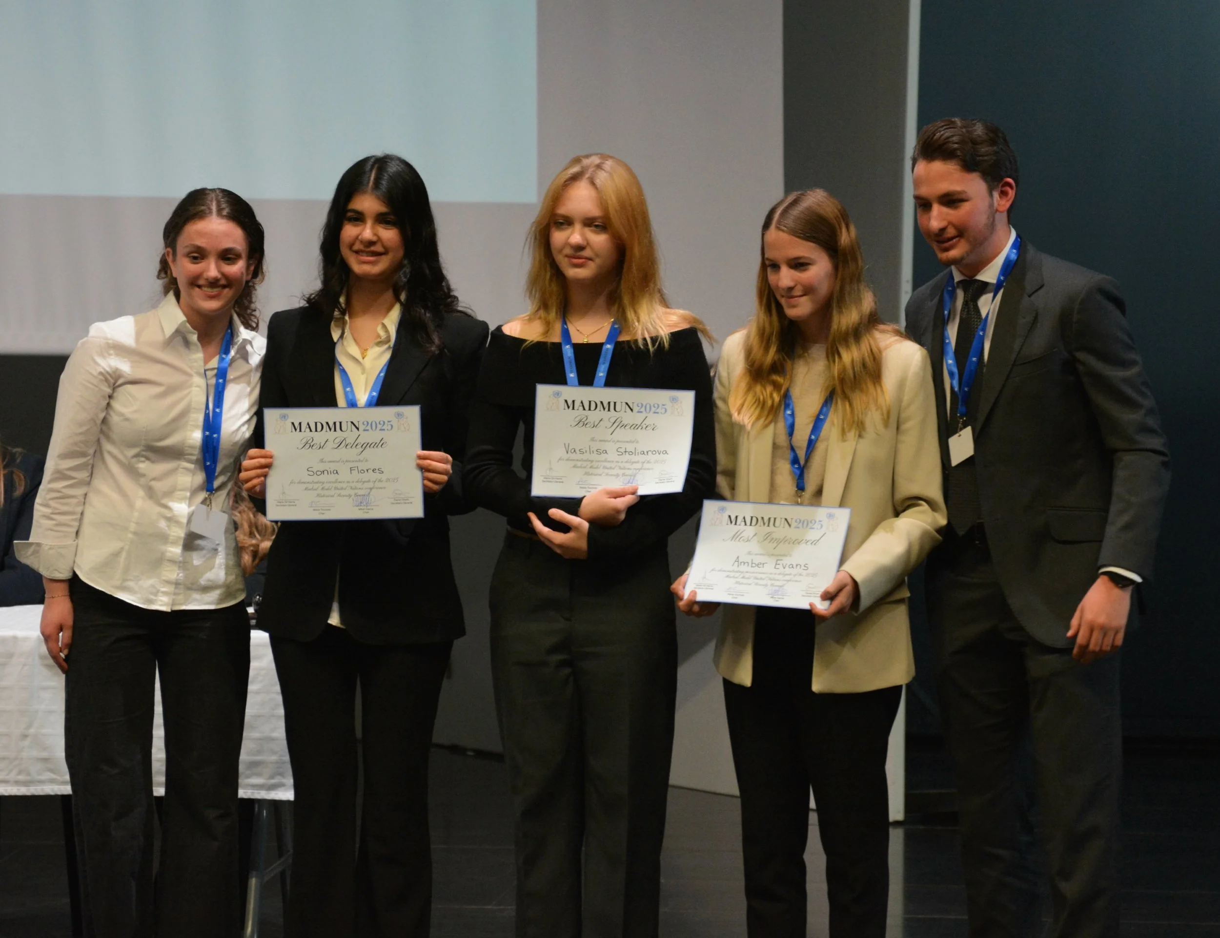  Amber Evans (2nd right) receives an award at this year’s Model United Nations in Madrid 