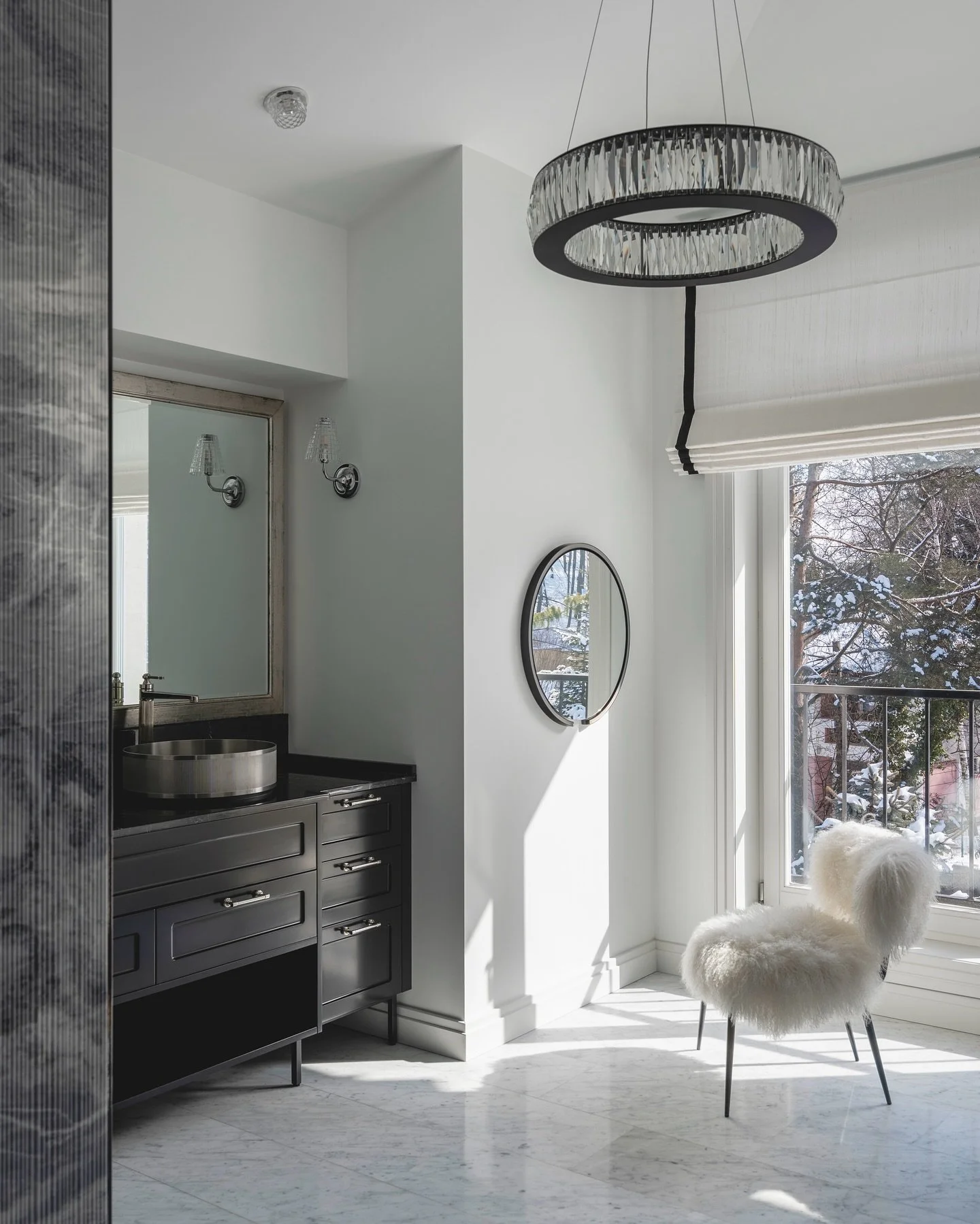 Masterpiece primary en-suite. Upon entering the bathroom, @salvatori_official marble envelops the space in a sculptural stone boiserie, while @gessi_official fixtures invite quiet indulgence.
