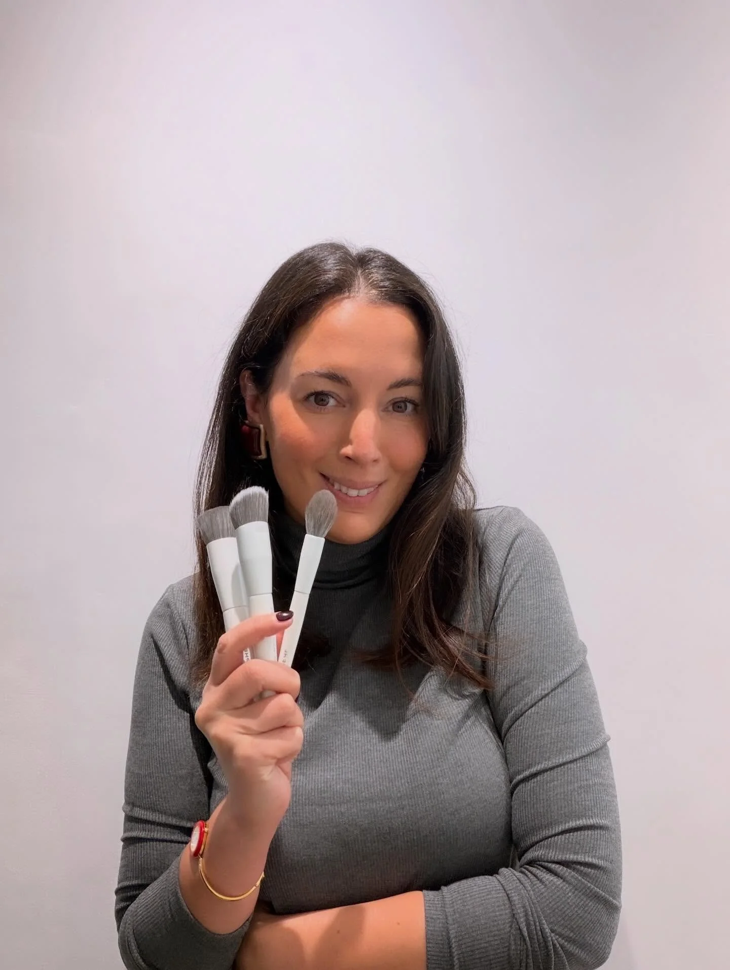 How to clean your makeup brushes with Anel Lamine 🧼 

Your brushes touch your skin every day, keep them clean for smoother makeup and happier skin ✨

Here&rsquo;s my simple brush-clean routine:
🫧 Wet bristles (keep the handle dry)
🫧 Massage with g