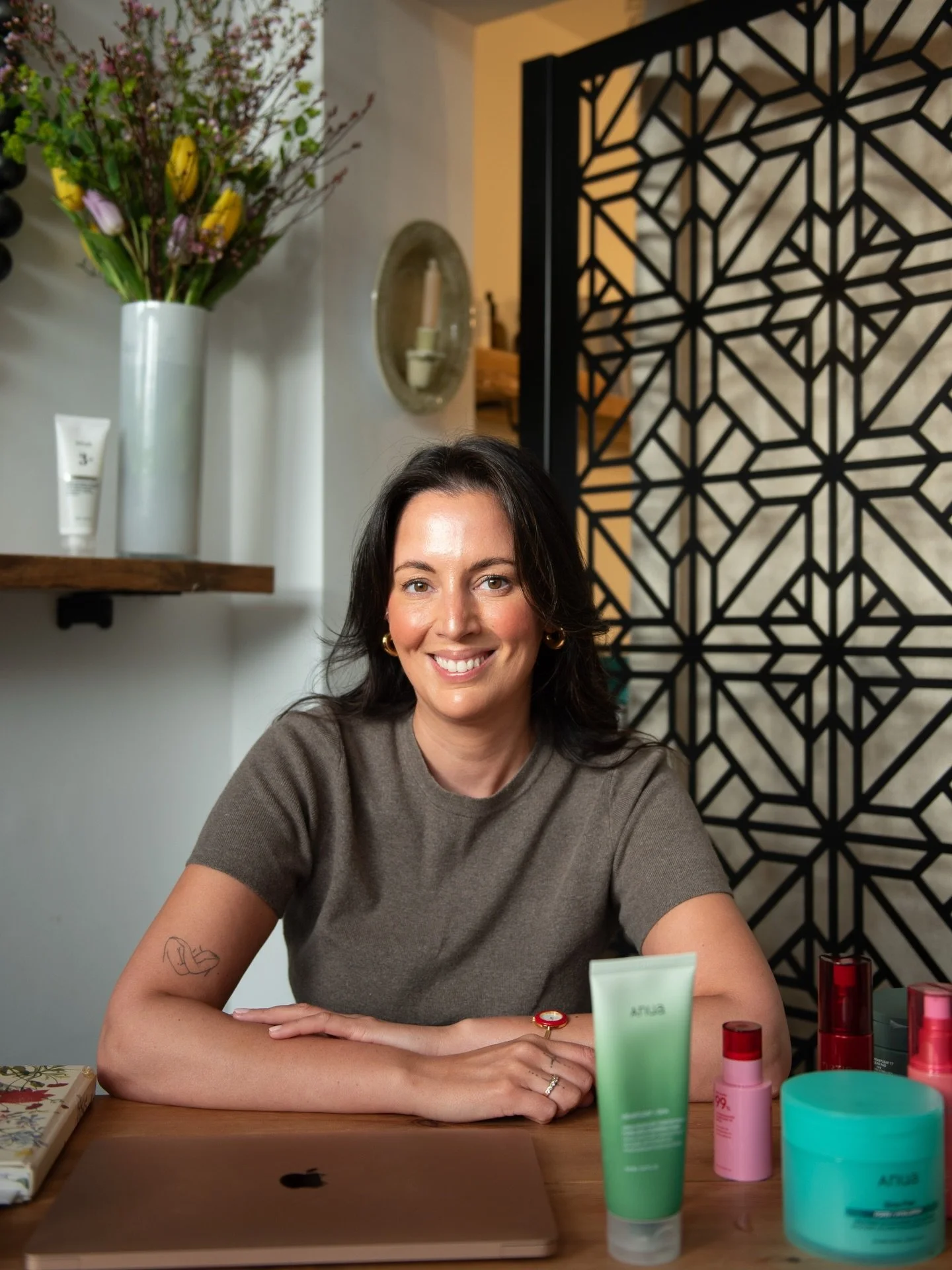 For those of you who are new here, welcome 🤗✨
I&rsquo;m Anel, a facialist with over 25 years of experience helping skin look and feel its absolute best. My approach is all about personalised treatments, real results and skin education because glowin