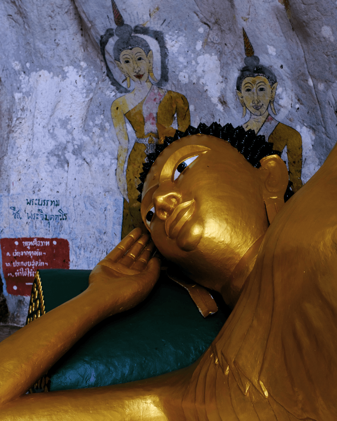 The reclining Buddha at Tham Phra Chaison.