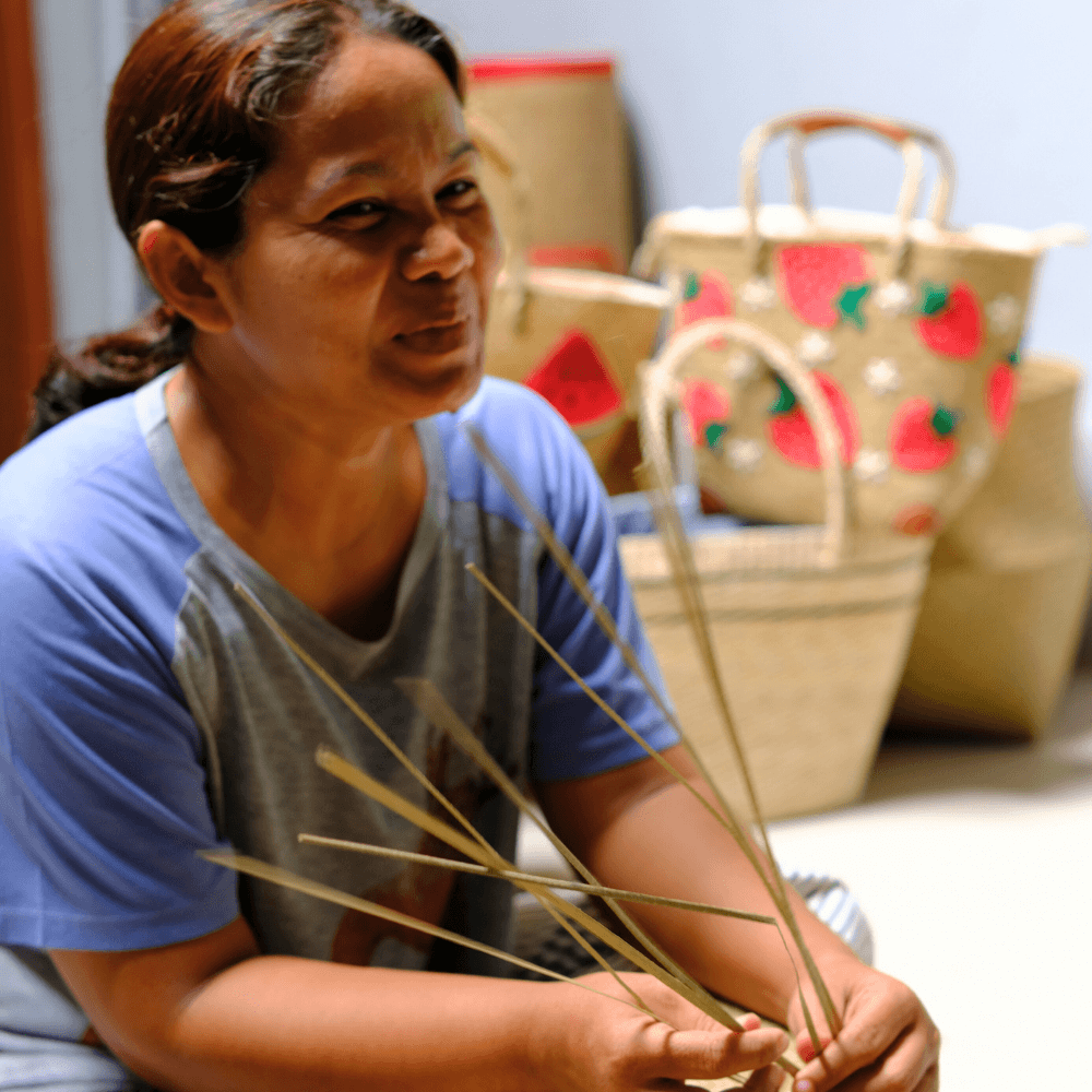 P'Jiw discussing Krajood weaving