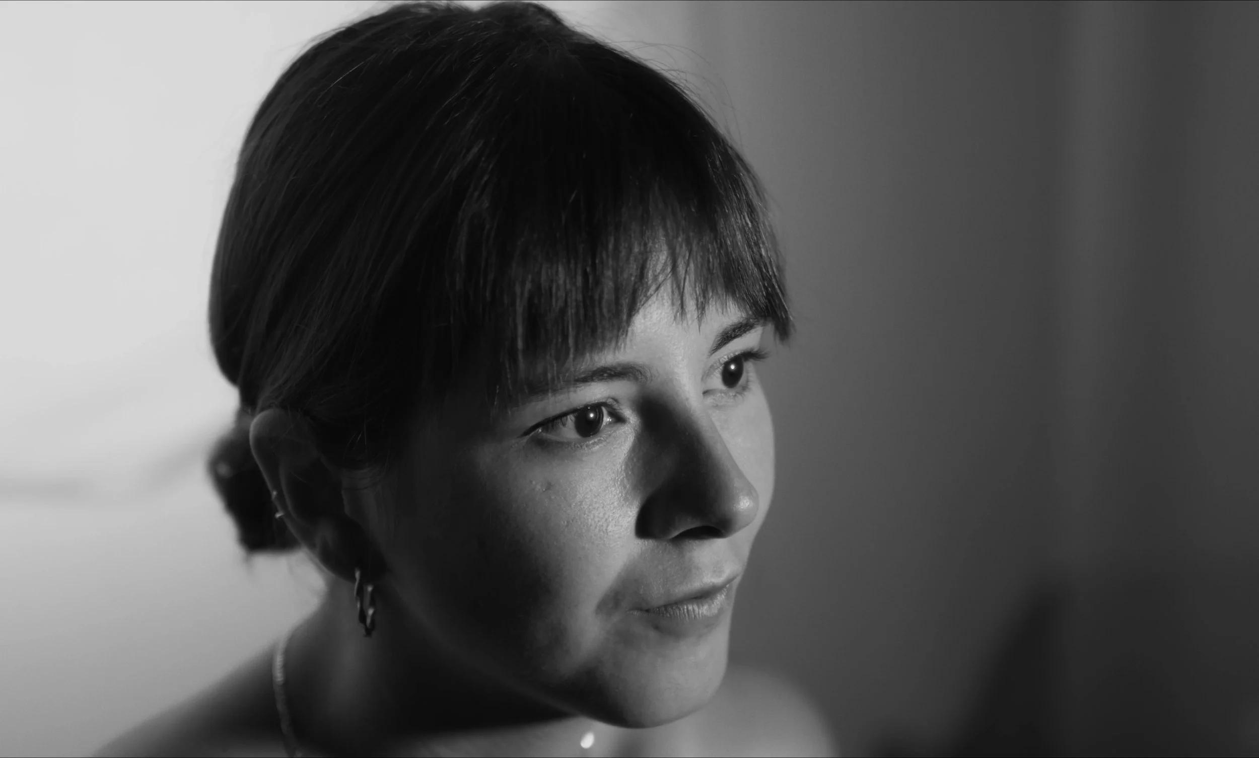 Retrato en blanco y negro de una mujer mirando hacia la derecha.