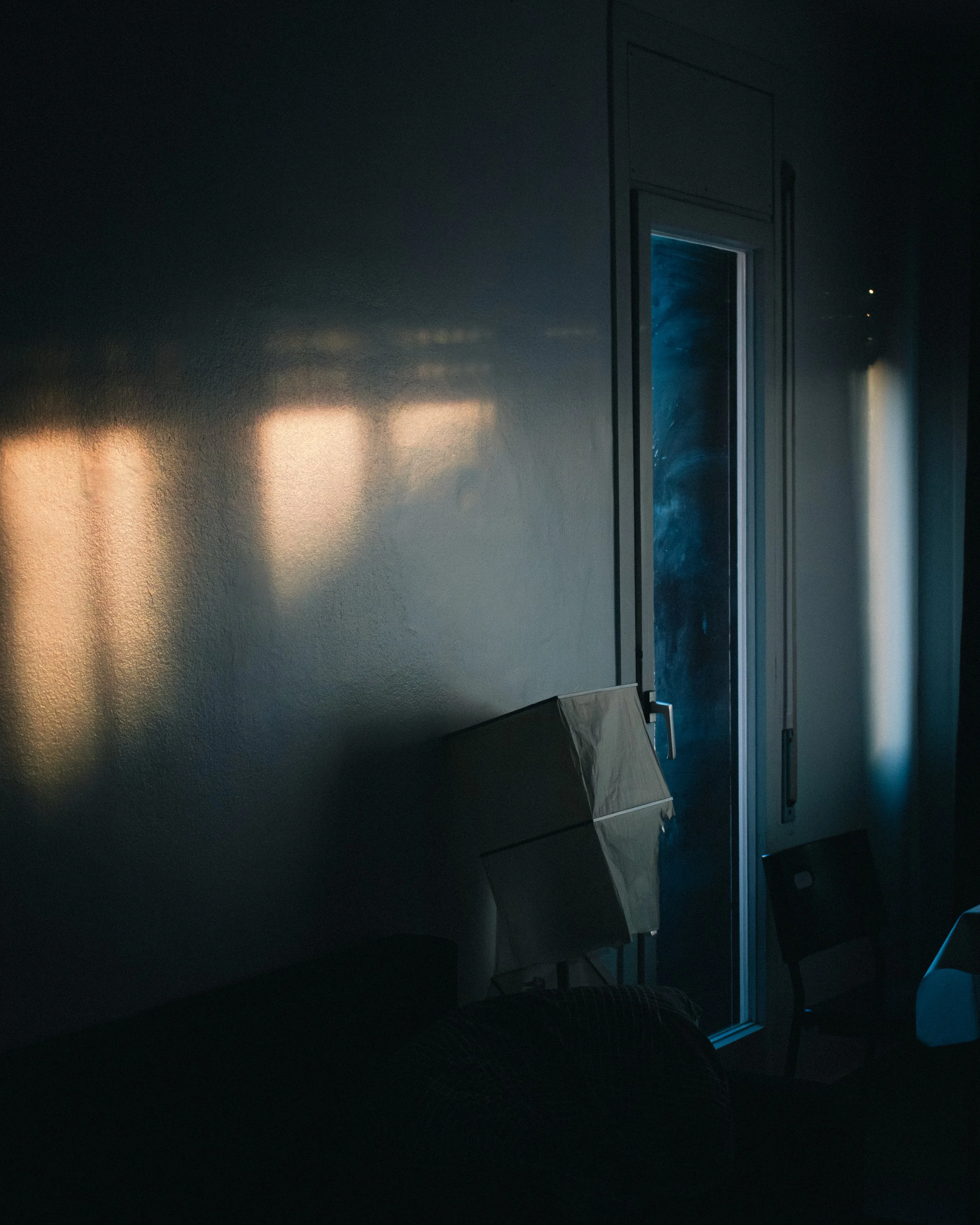 una luz bonita y una lámpara rota-1.jpg
