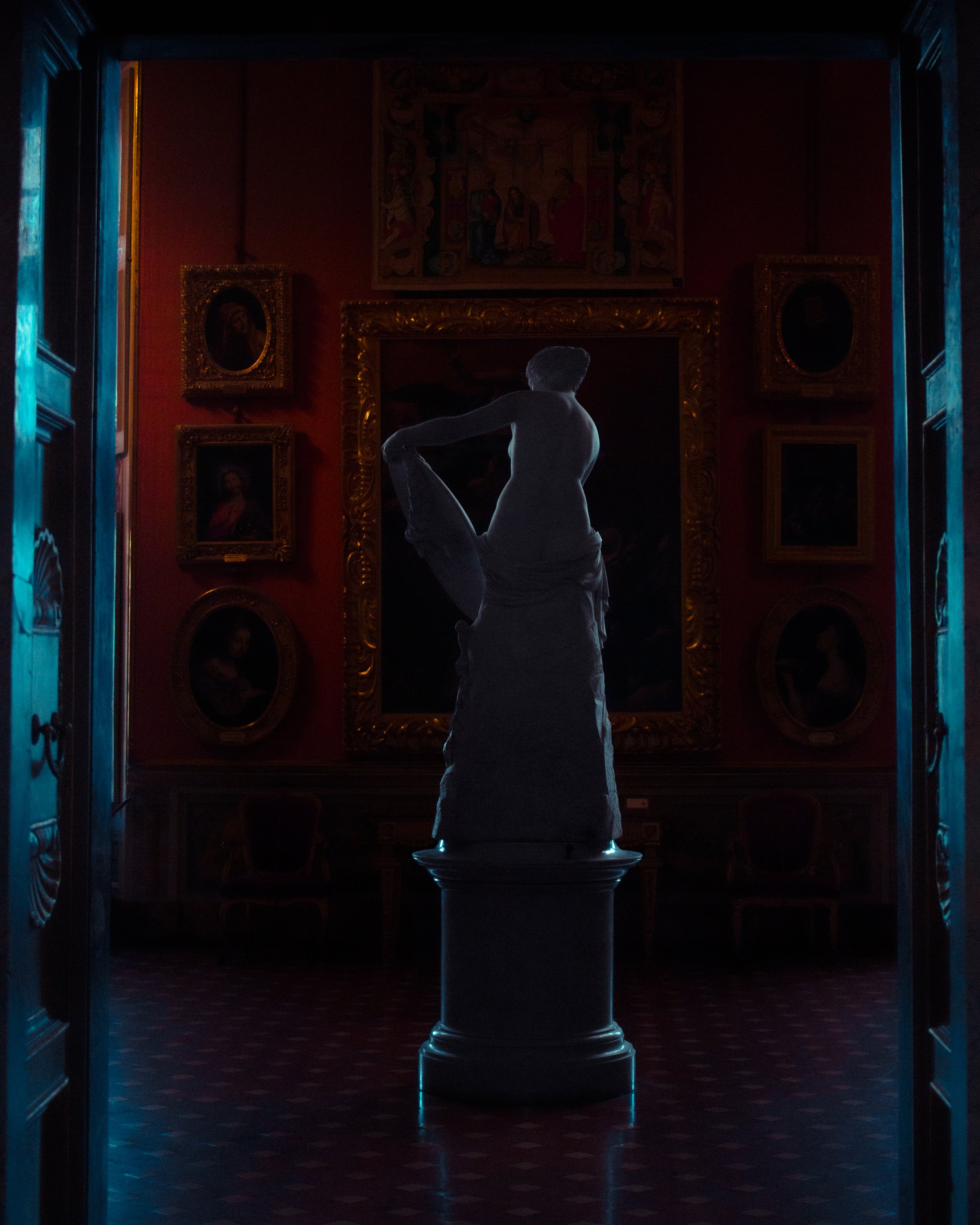 Estatua, sala roja.jpg