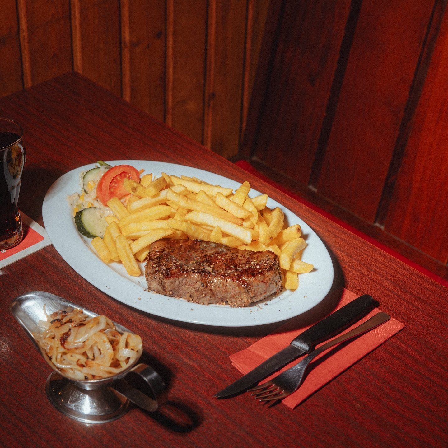 Was darf zum Steak nicht fehlen? 

Gegrillte Zwiebeln 🧅 🤤 

Wusstest du, dass unsere Steaks so saftig sind, dass sie 20% des t&auml;glichen Wasserbedarfs eines erwachsenen Menschen abdecken? 😃