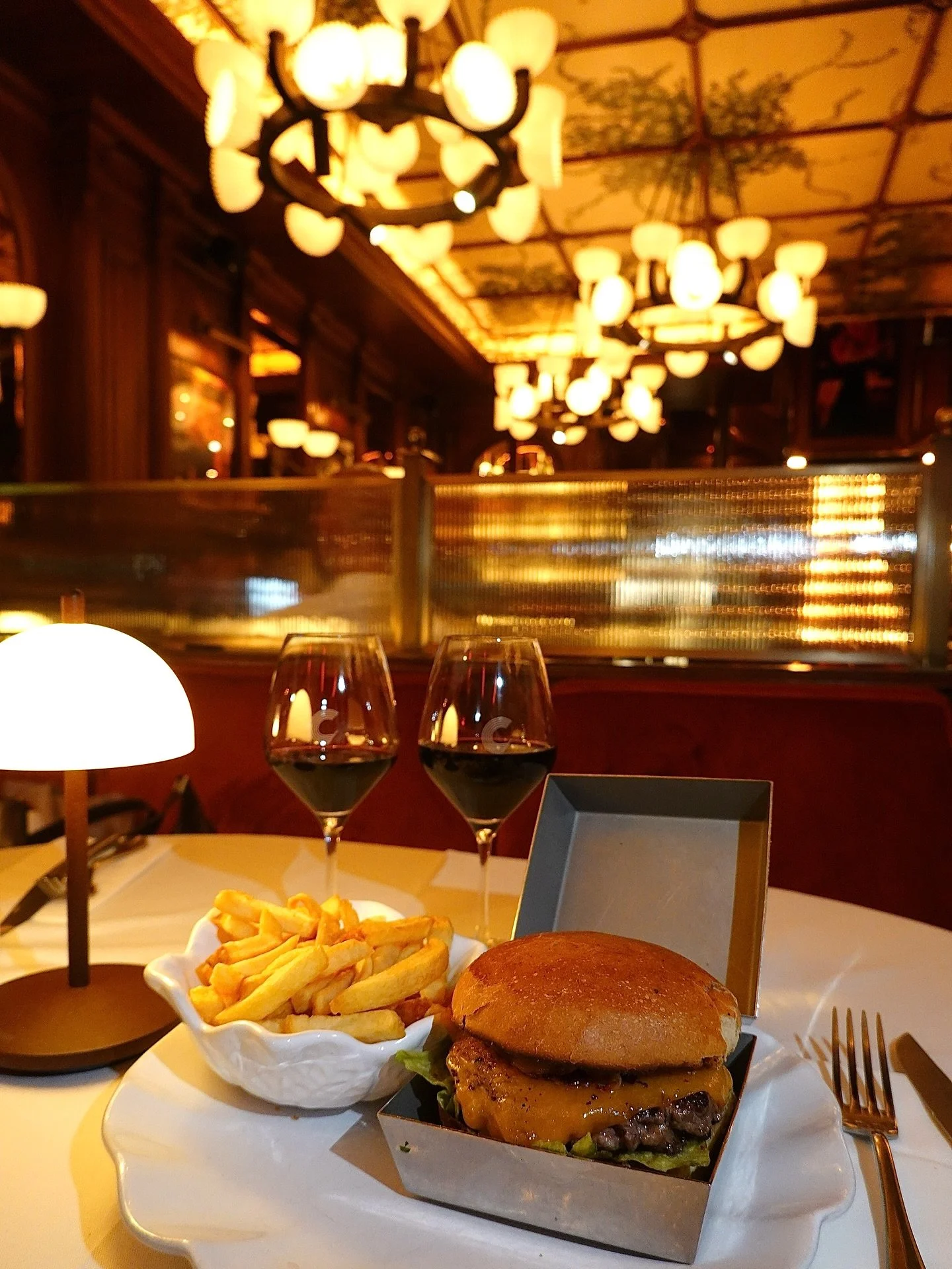 Notre bacon cheeseburger charolais et frites maison 🍔 

📍39 boulevard des capucines 75002, Paris