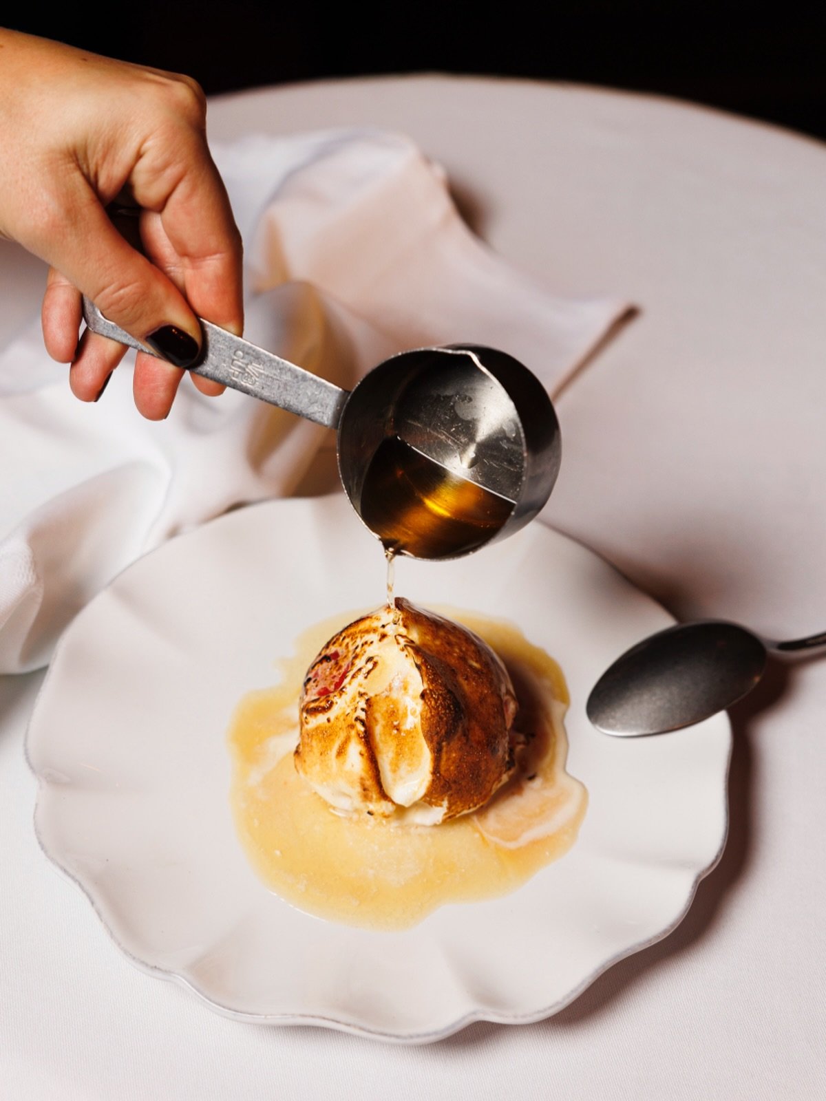 Omelette norv&eacute;gienne flamb&eacute;e au Grand Marnier 🔥

Cr&eacute;dit photo @alice_casenave