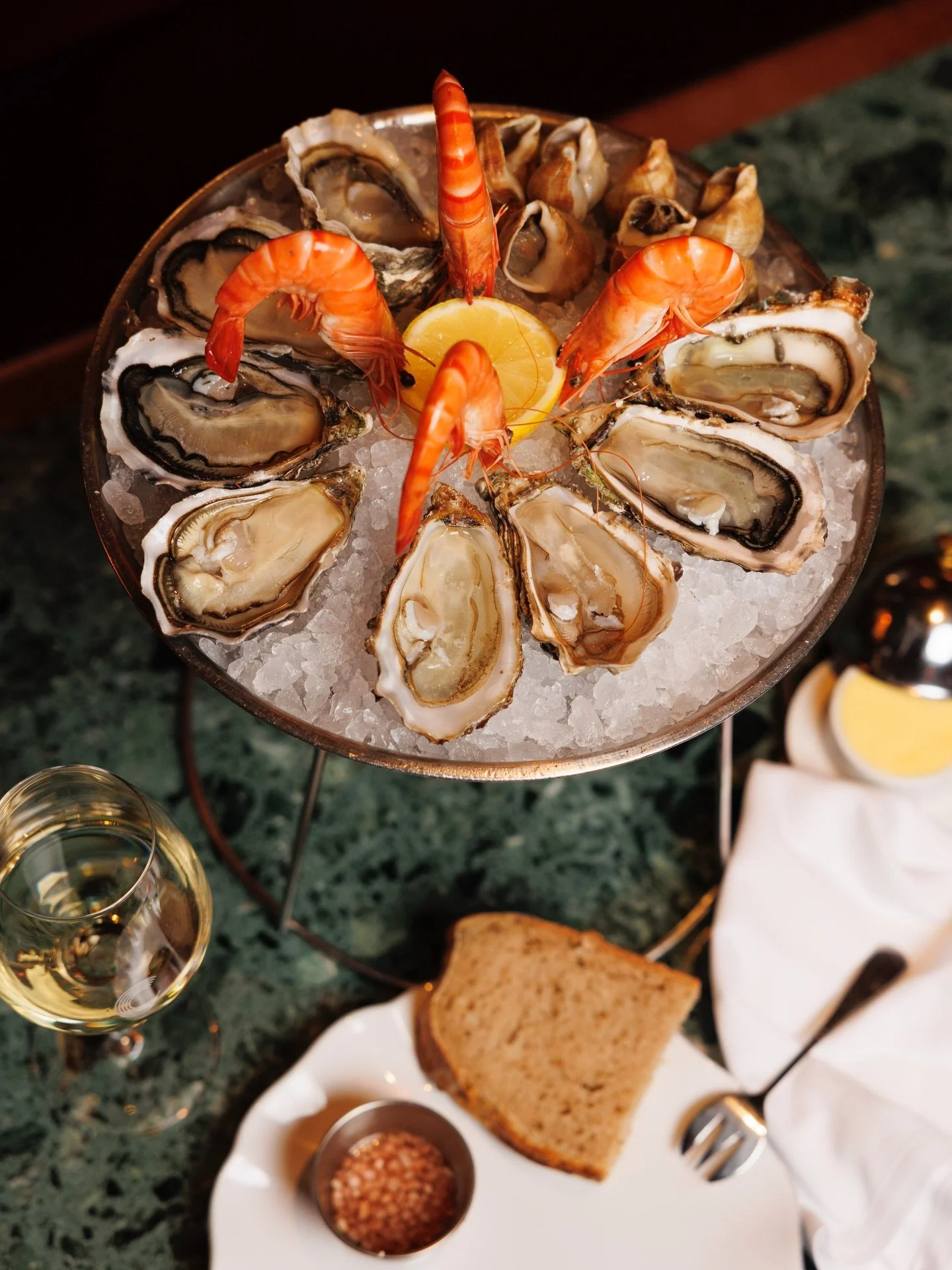 Venez profiter de nos beaux plateaux de fruits de mer ainsi que de notre grande terrasse pendant ces jours ensoleill&eacute;s 🦪☀️

Cr&eacute;dit photo @alice_casenave