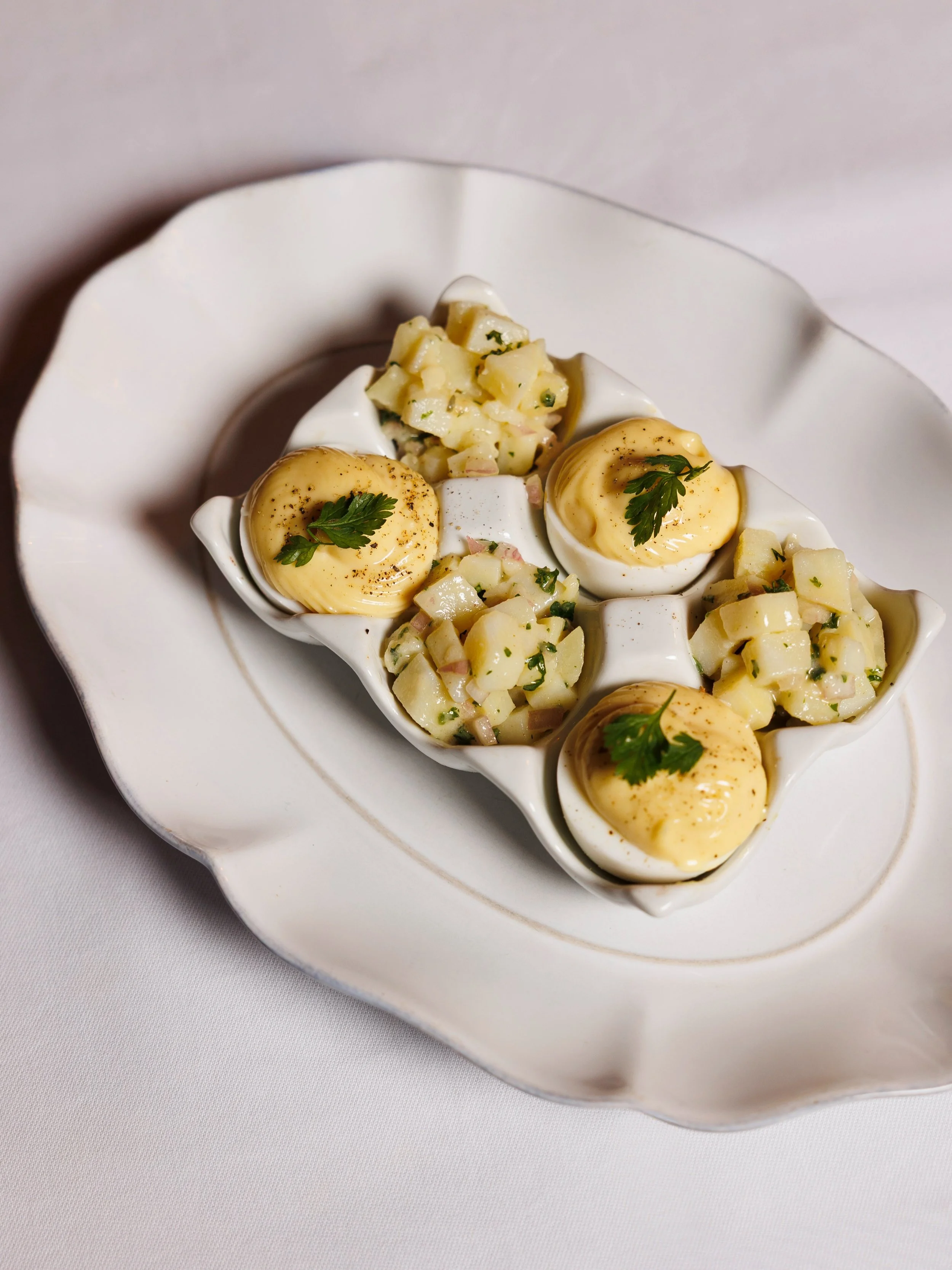 &OElig;ufs durs, mayonnaise maison, pommes de terre ti&egrave;des &agrave; la fleur de sel. Une entr&eacute;e canaille, symbole du bien vivre, qui &eacute;maille les tables parisiennes depuis plus d&rsquo;un si&egrave;cle ❤️&zwj;🔥

📷 : @alice_casen