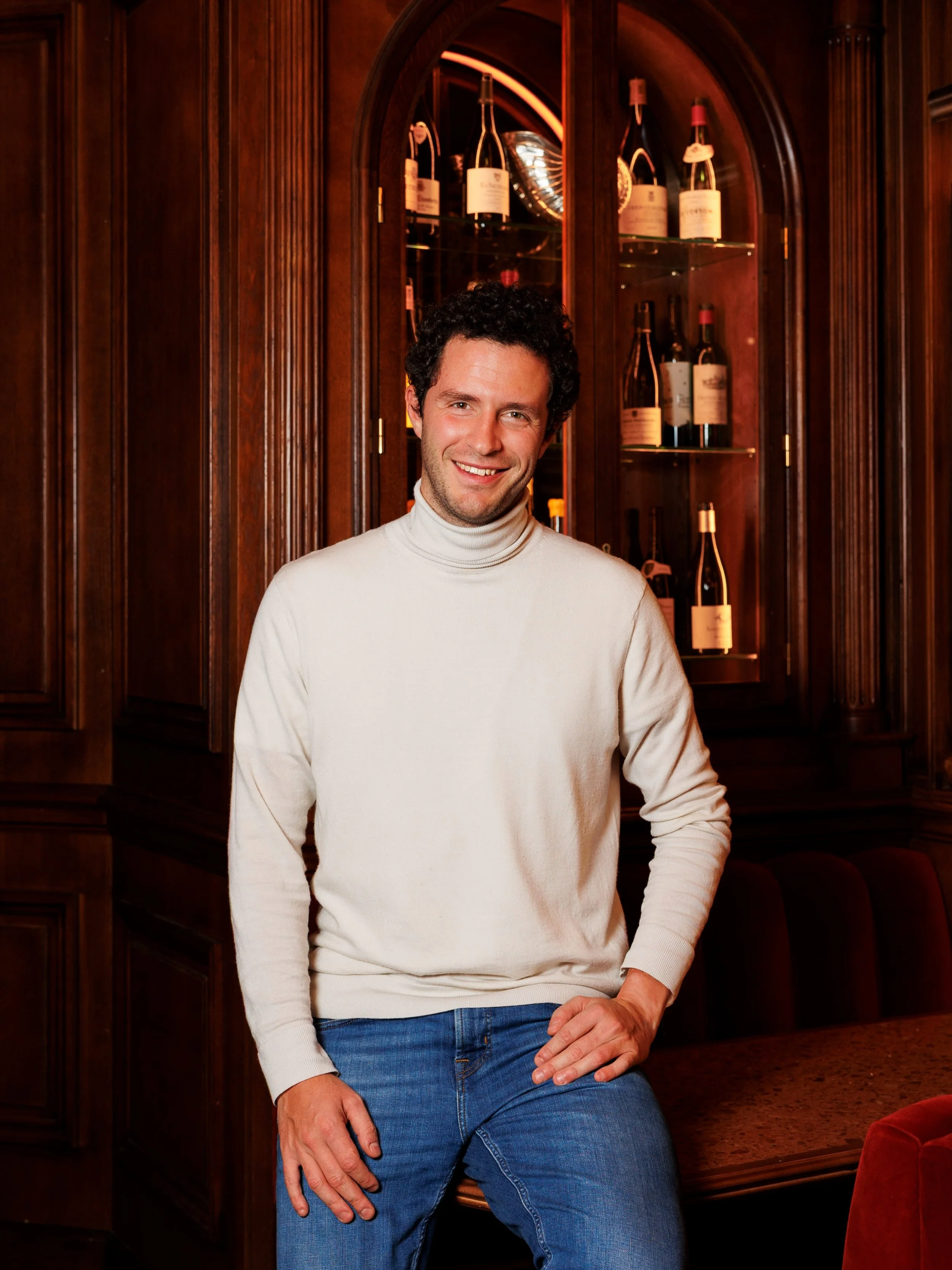 Parisien de naissance, Thomas a grandi entre Londres, la Suisse, Barcelone et Paris. Fils d&rsquo;une viticultrice dirigeant plusieurs soci&eacute;t&eacute;s de boissons et d&rsquo;un p&egrave;re issu de l&rsquo;h&ocirc;tellerie, il est tr&egrave;s t