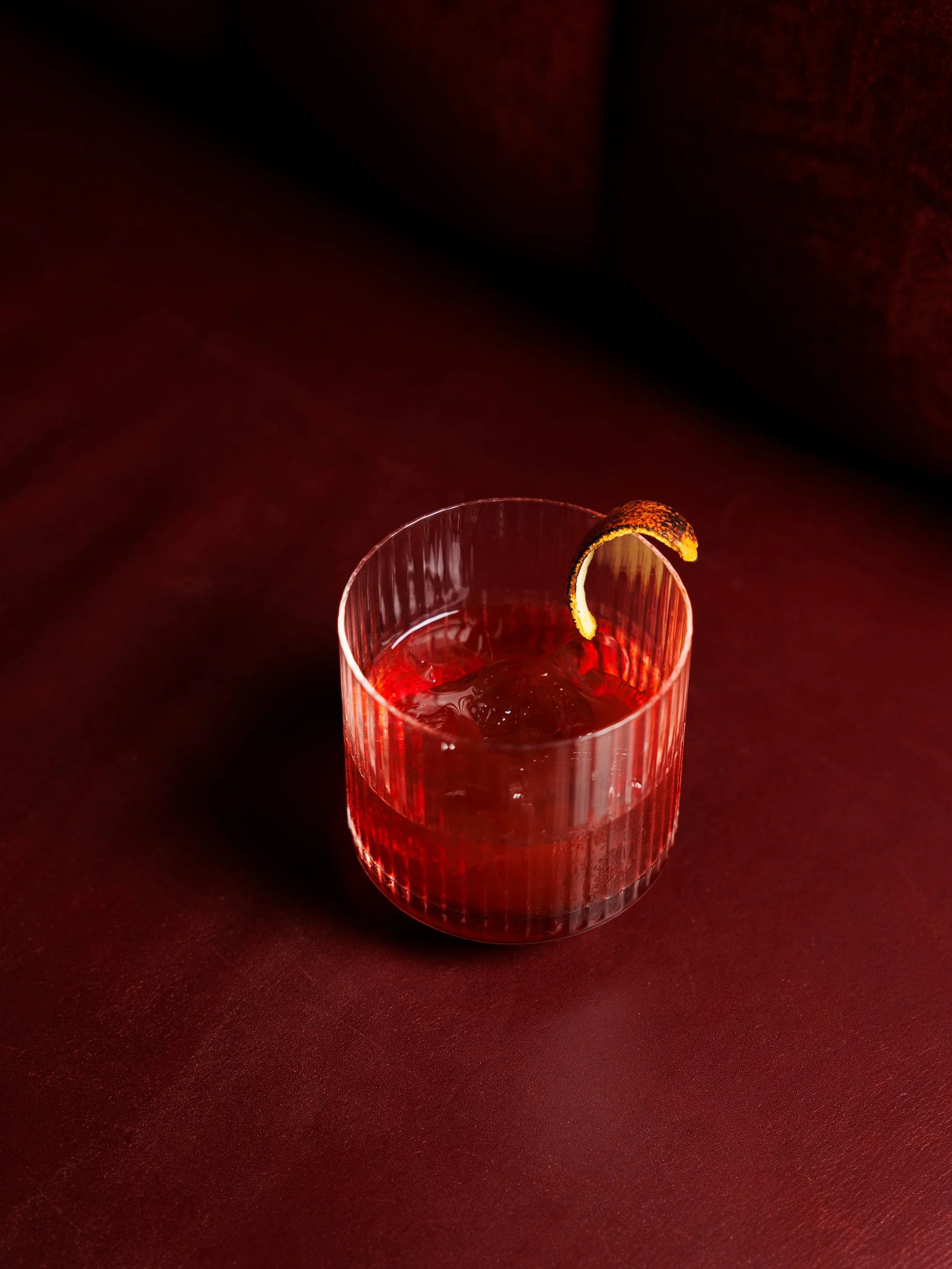 Difficile d&rsquo;imaginer meilleure fa&ccedil;on de conclure le week-end qu&rsquo;aux Capucines, un Negroni &agrave; la main ✨🍸

📷 @alice_casenave