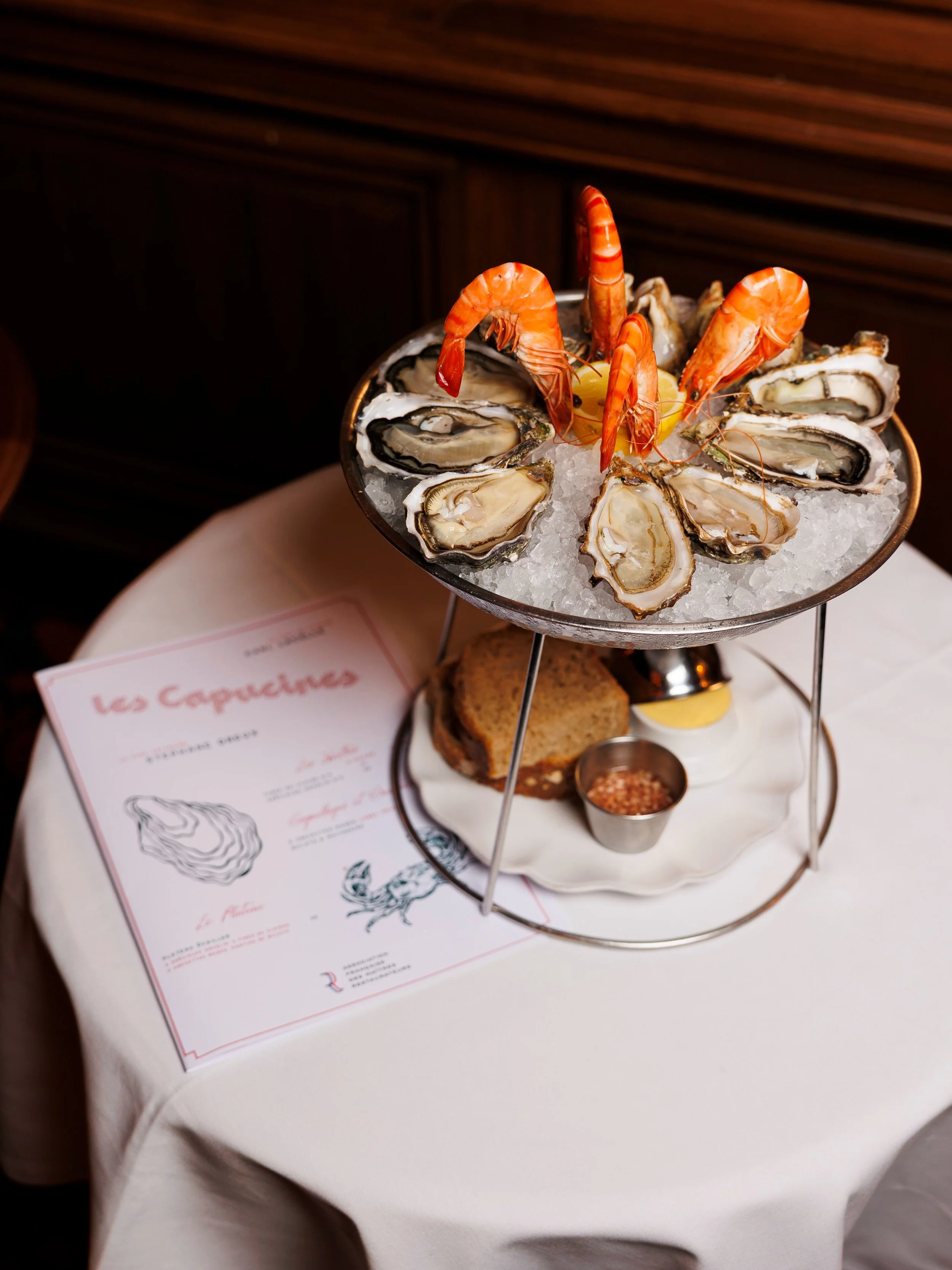 Sp&eacute;ciales Ancelin de Normandie, fines de claires, crevettes roses et bulots sur glace pil&eacute;e, servis avec pain de seigle et vinaigre &agrave; l&rsquo;&eacute;chalote. &Agrave; savourer ce soir au rythme de notre soir&eacute;e jazz, autou