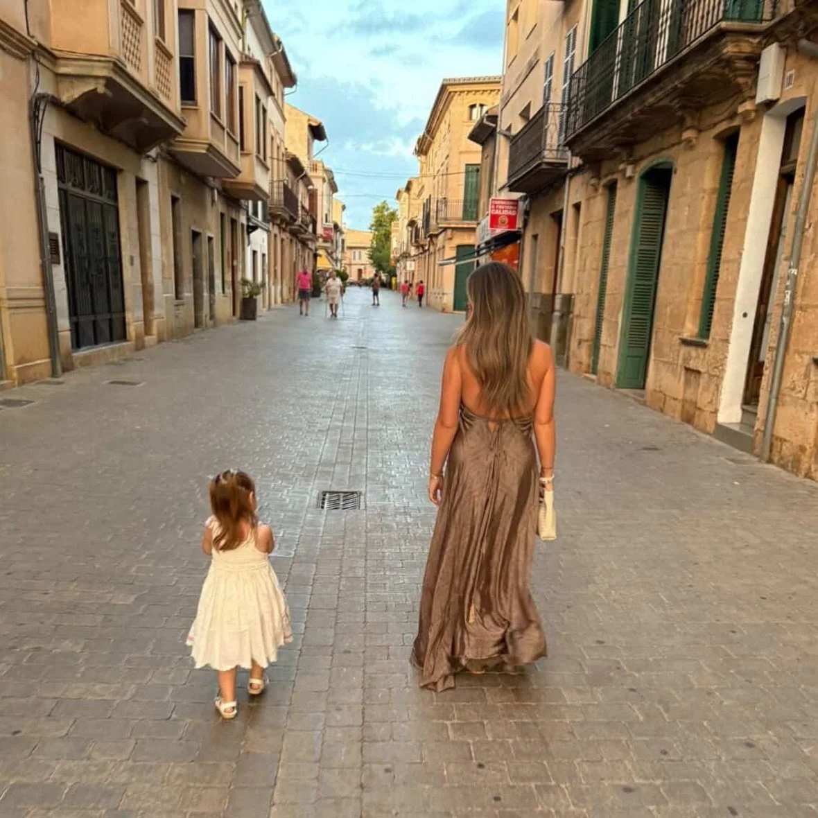 summer strolls with your mini bestie 👸🏼👯&zwj;♀️🌞