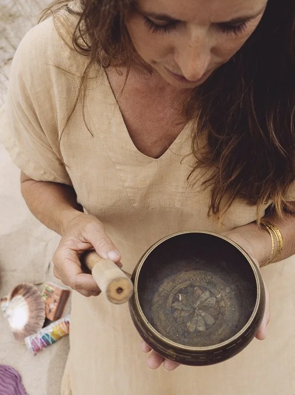 women playing a gong, jabobs muschel