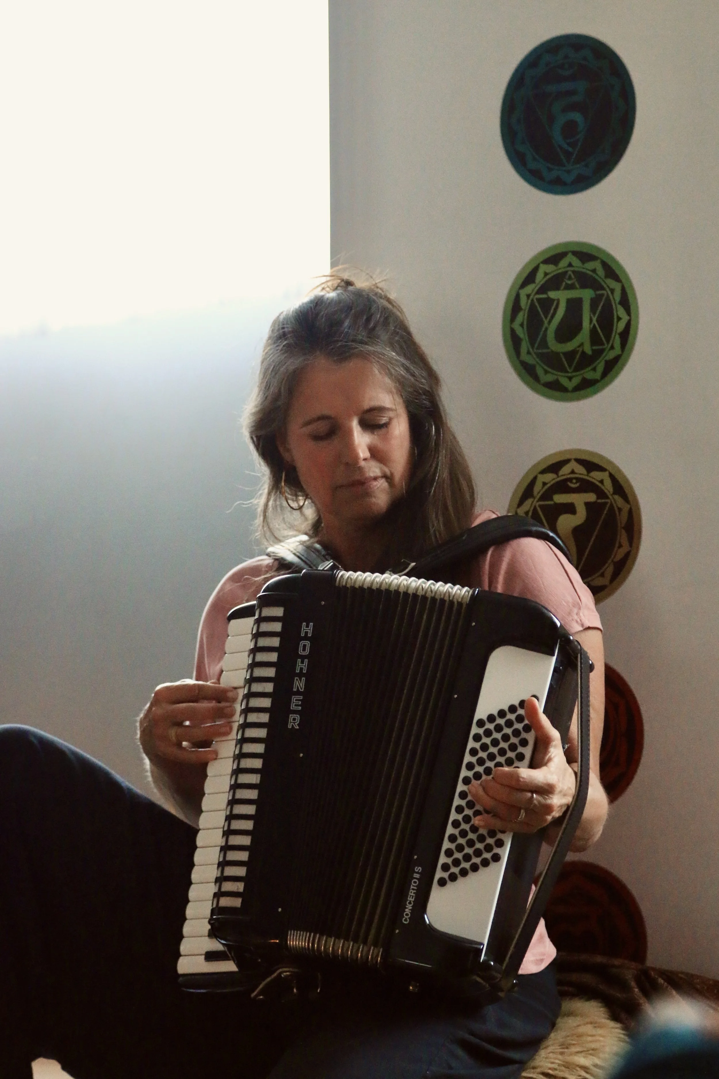 Women playing accordion, singing circle