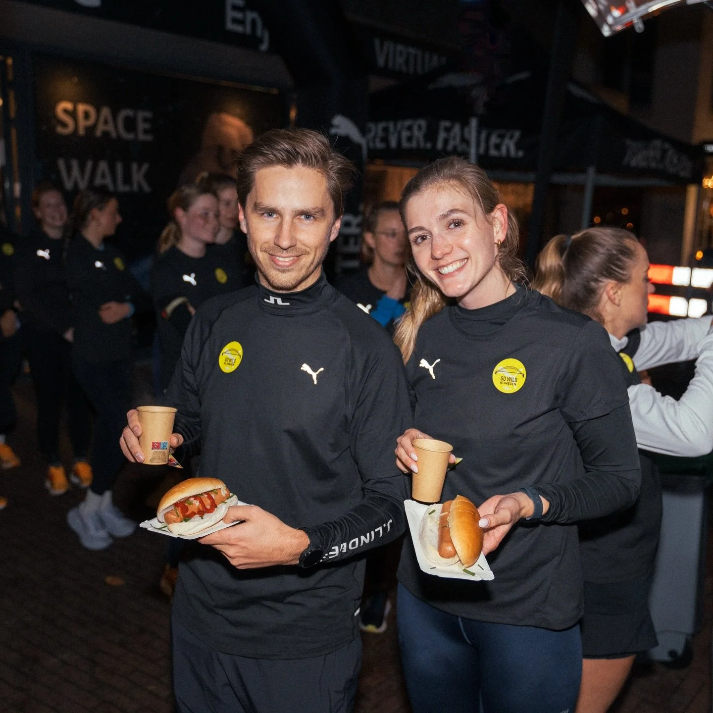 Flash photography, fast paces, and the best energy⚡️🏃&zwj;♂️😼
We captured RUN YOUR CITY, a runclub hosted by @runalott_app and @pumarunning . Runners tested the latest PUMA shoes during a vibrant 5K night run through Nijmegen, followed by hot choco