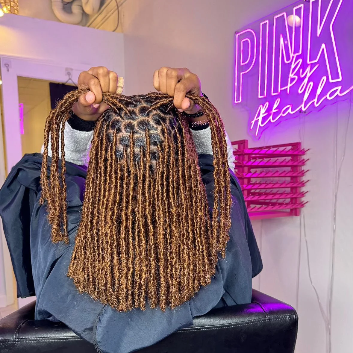 That effortless look that actually took a lot work 😍😍😍😍✨ yes ma&rsquo;am these are faux locs!

These are not permanent locs and are not recommended for starting your locs.

Book this look today by clicking the link in bio @pinkstyledme  and selec