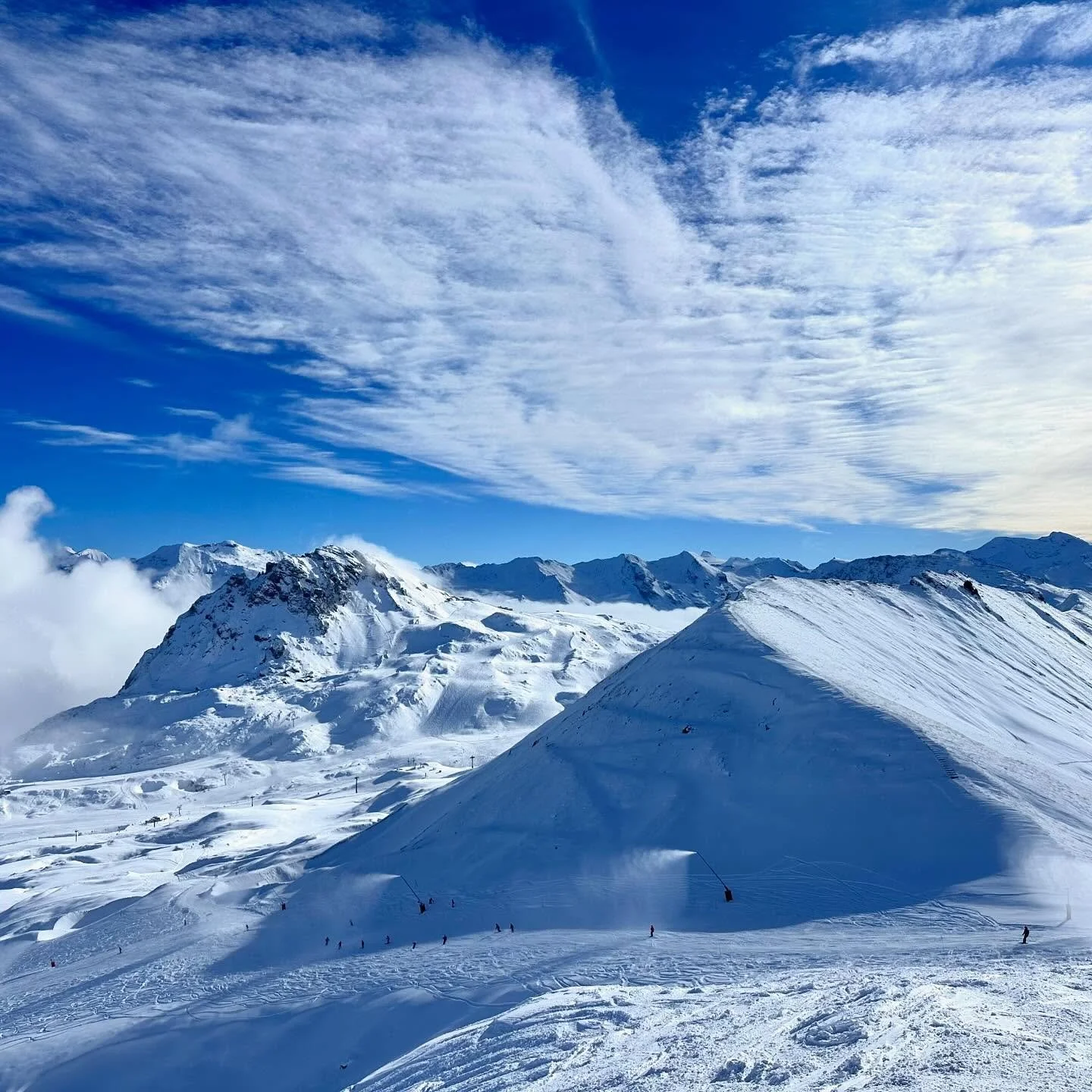 🏔️❄️ The 2024/2025 Ski Season is Finally Here! ❄️🏔️ 
 
With fresh snow, clear blue skies and sunshine, Val d’Isère was stunning today! 🤩  
 
Whether you’re new to the slopes or an experienced skier, t