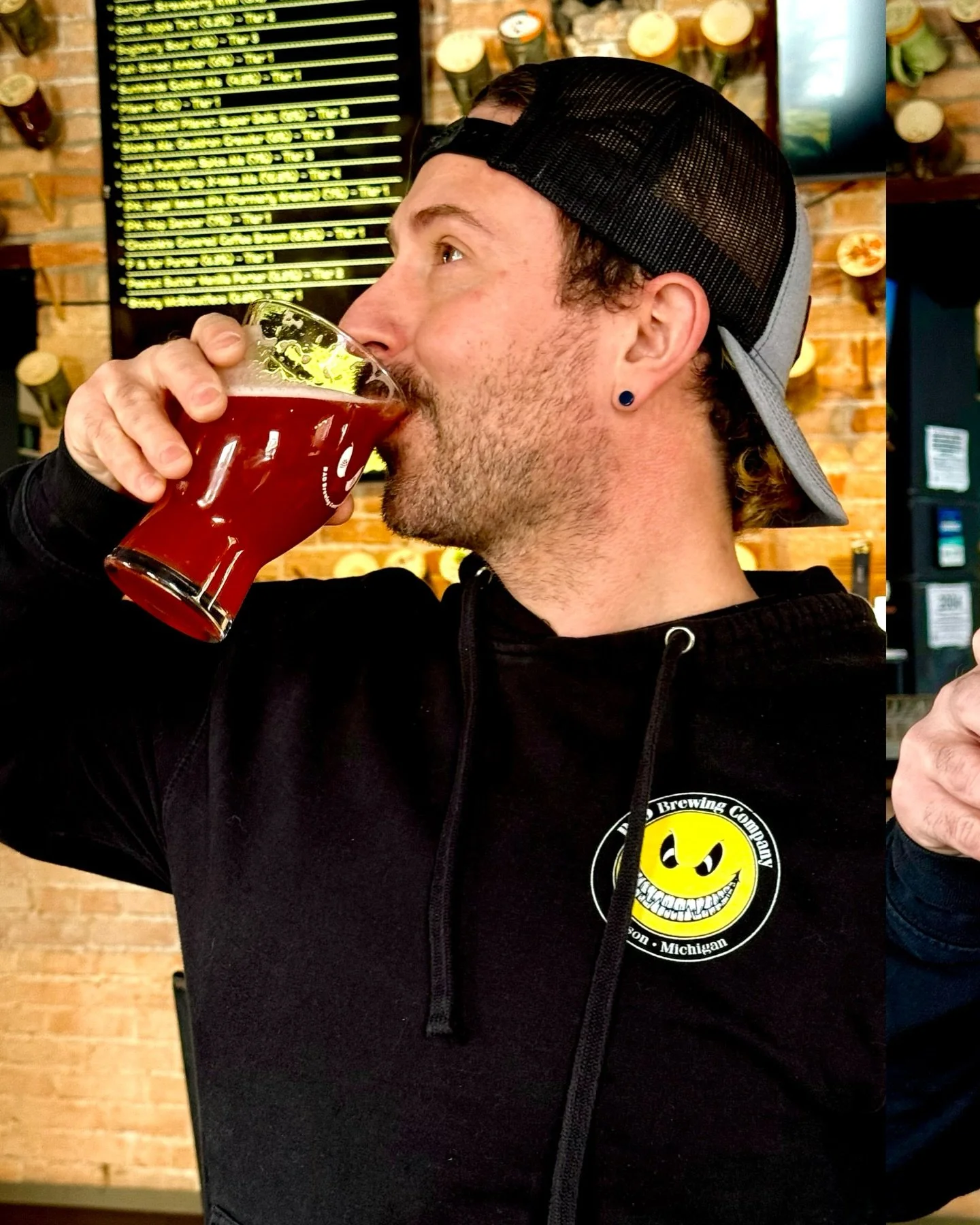 With the holidays right around the corner, are you 𝒄𝒖𝒓𝒓𝒂𝒏𝒕𝒍𝒚 feeling kinda 𝒃𝒐𝒈𝒈𝒆𝒅 down and 𝒔𝒐𝒖𝒓? Our brand new 𝗕𝗼𝗴𝗯𝗲𝗿𝗿𝘆 𝗦𝗼𝘂𝗿 𝗔𝗹𝗲 will cure what ales ya 😉 Chock-full of cranberry, red currant, and a touch of raspberr