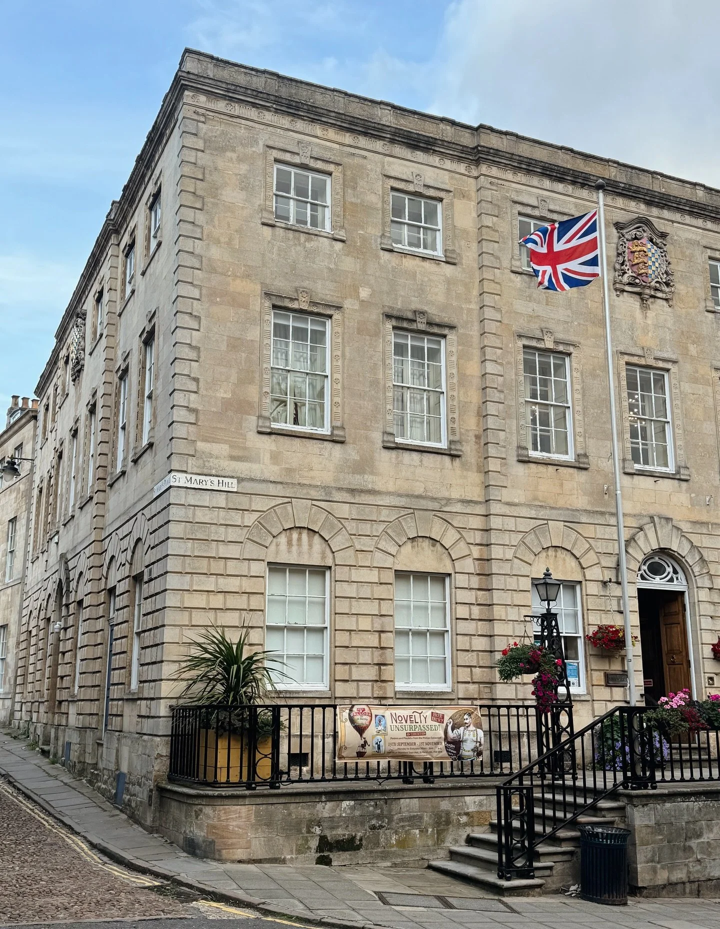 Recent bits and bobs, in and around the area ✨👇🏻

1. a trip to Stamford Town Hall for an exhibition of old, local playbills and posters - well worth a visit! 
2. @azzos_kitchen now open on Wellington Lane
3. Stamford still blooming in October 
4-6.