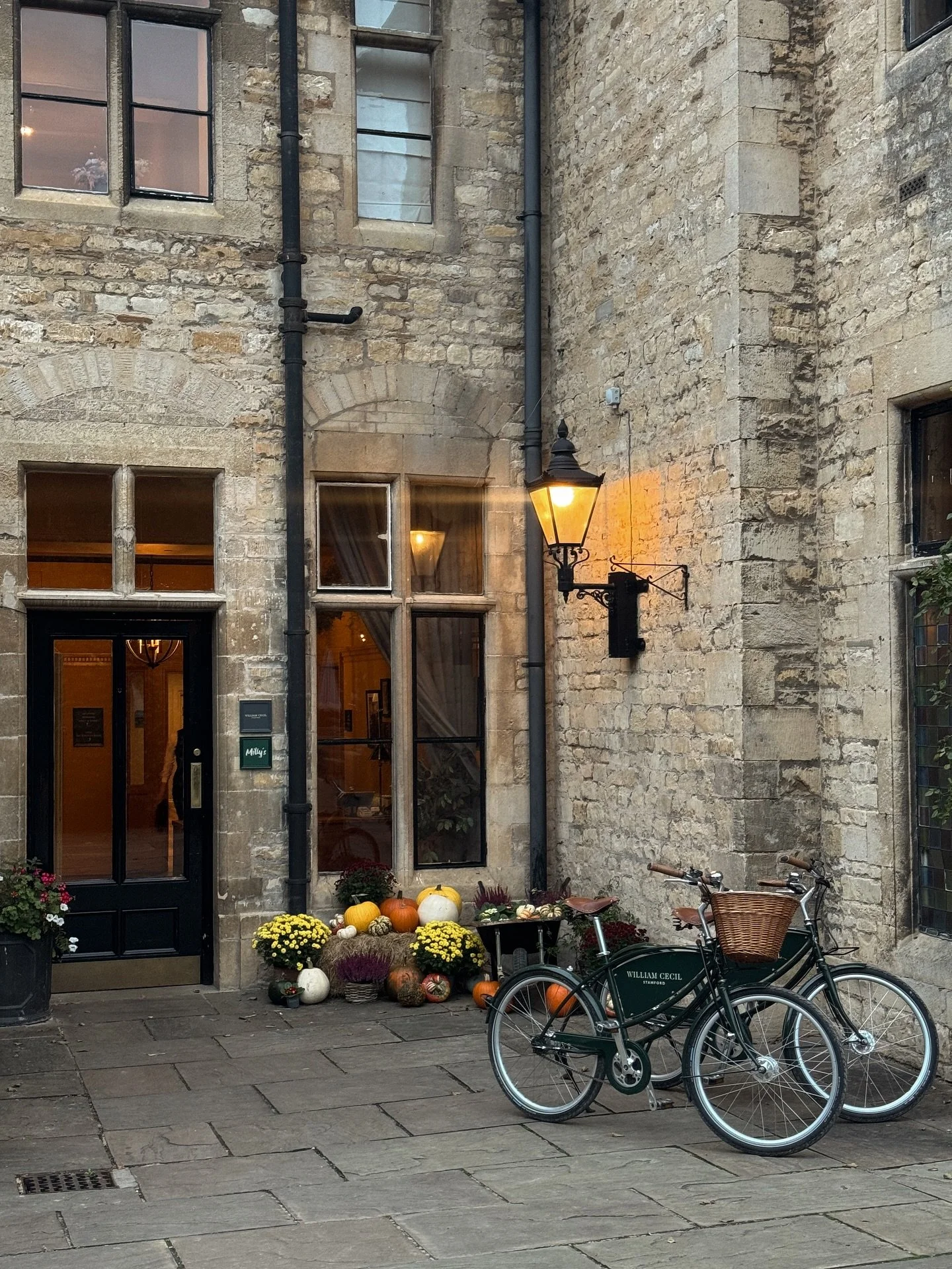 Evenings up at @millysbistro ✨

Always a dreamy spot for delicious food, cosy corners, and chilled vibes 💫🔥🫶🏻