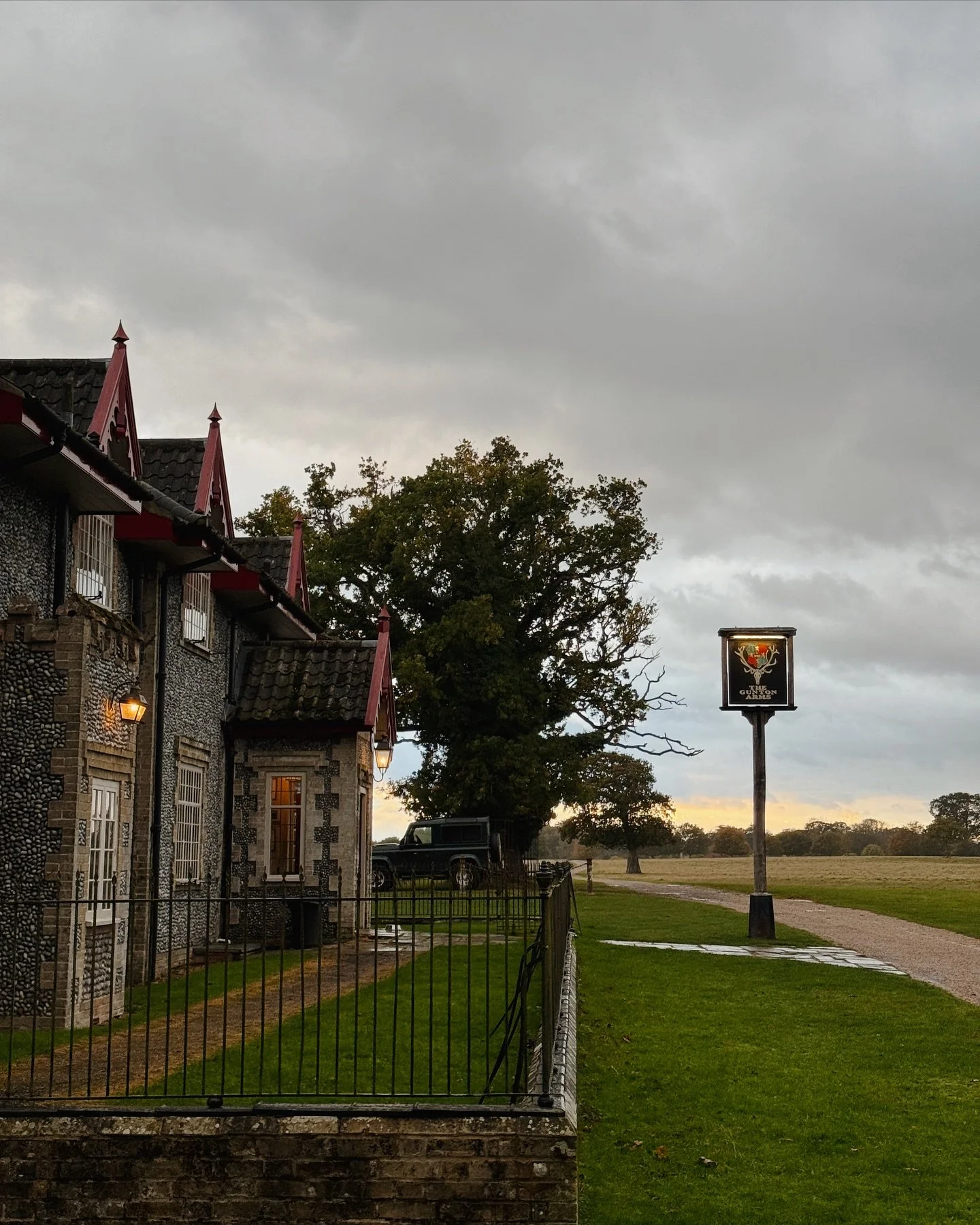 Something a little further afield, but well worth a visit on your next trip to Norfolk - @guntonarms 🙌🏻 set within a 1,000 acre deer park, The Gunton Arms is a traditional pub with rooms serving incredible food and giving all the cosy vibes 🔥🦌

T