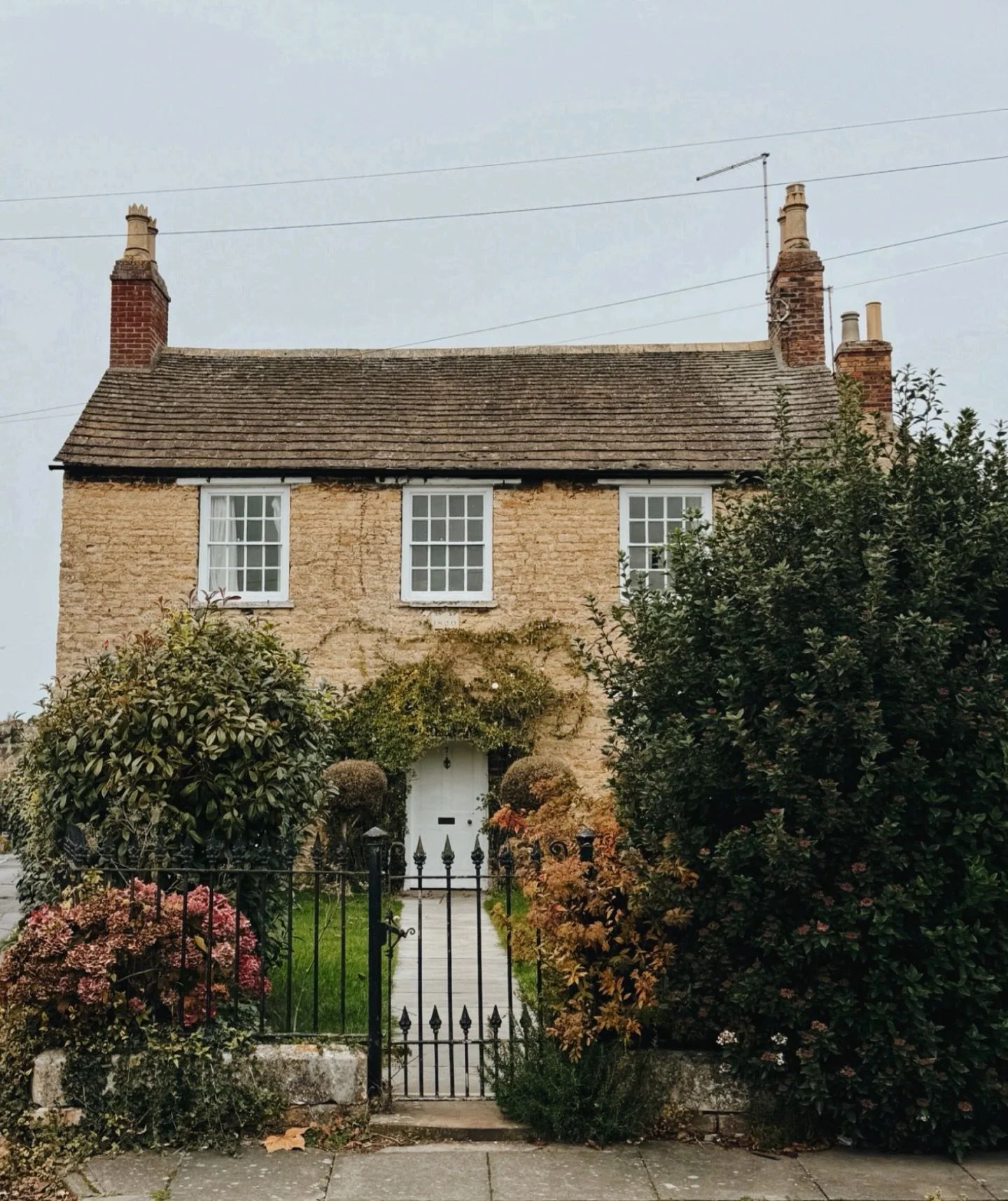 Someone said this house reminds them of the house from The Holiday, and now I can&rsquo;t see it 🏡 the Stamford version 🥹