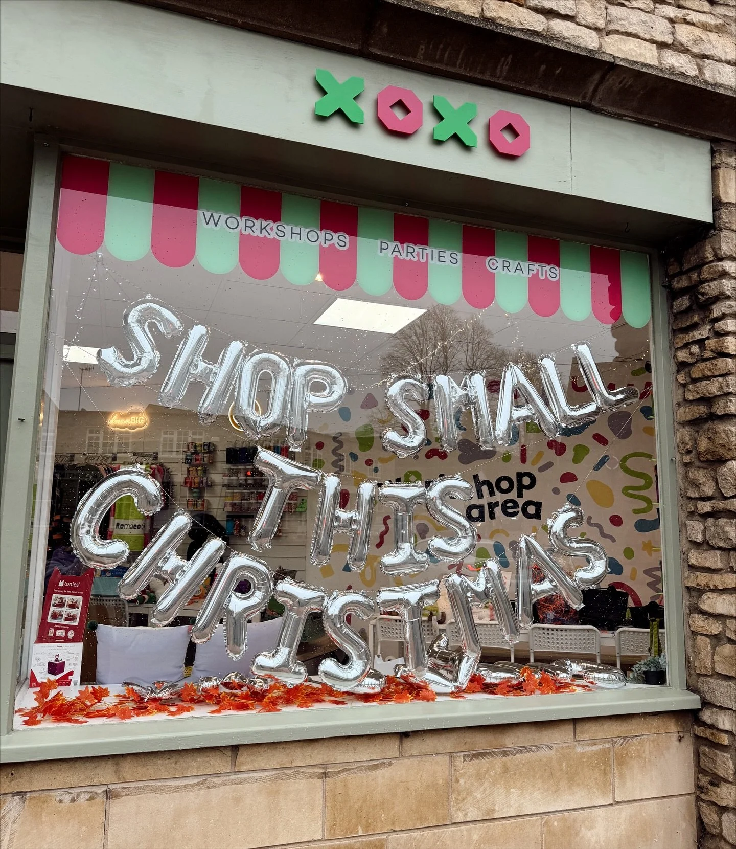 A little reminder as we head into the Christmas period&hellip; 🤗

Your lovely local independent businesses need you - use them, buy from them, support them 🙏🏻

This gorgeous Christmas&rsquo;s window belongs to @noughtsandcrossesstamford on Scotgat