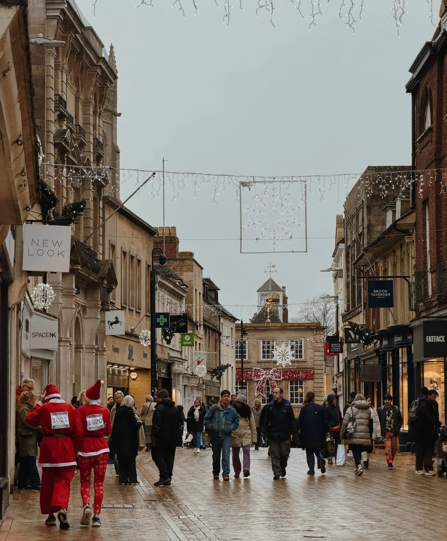 Stamford High Street - extra busy and extra festive at this time of year 🤭🛍️🎁 &hellip;all the hustle and bustle of people buying Christmas presents, family and friends meeting in coffee shops and pubs, and there&rsquo;s usually a busker or two sin